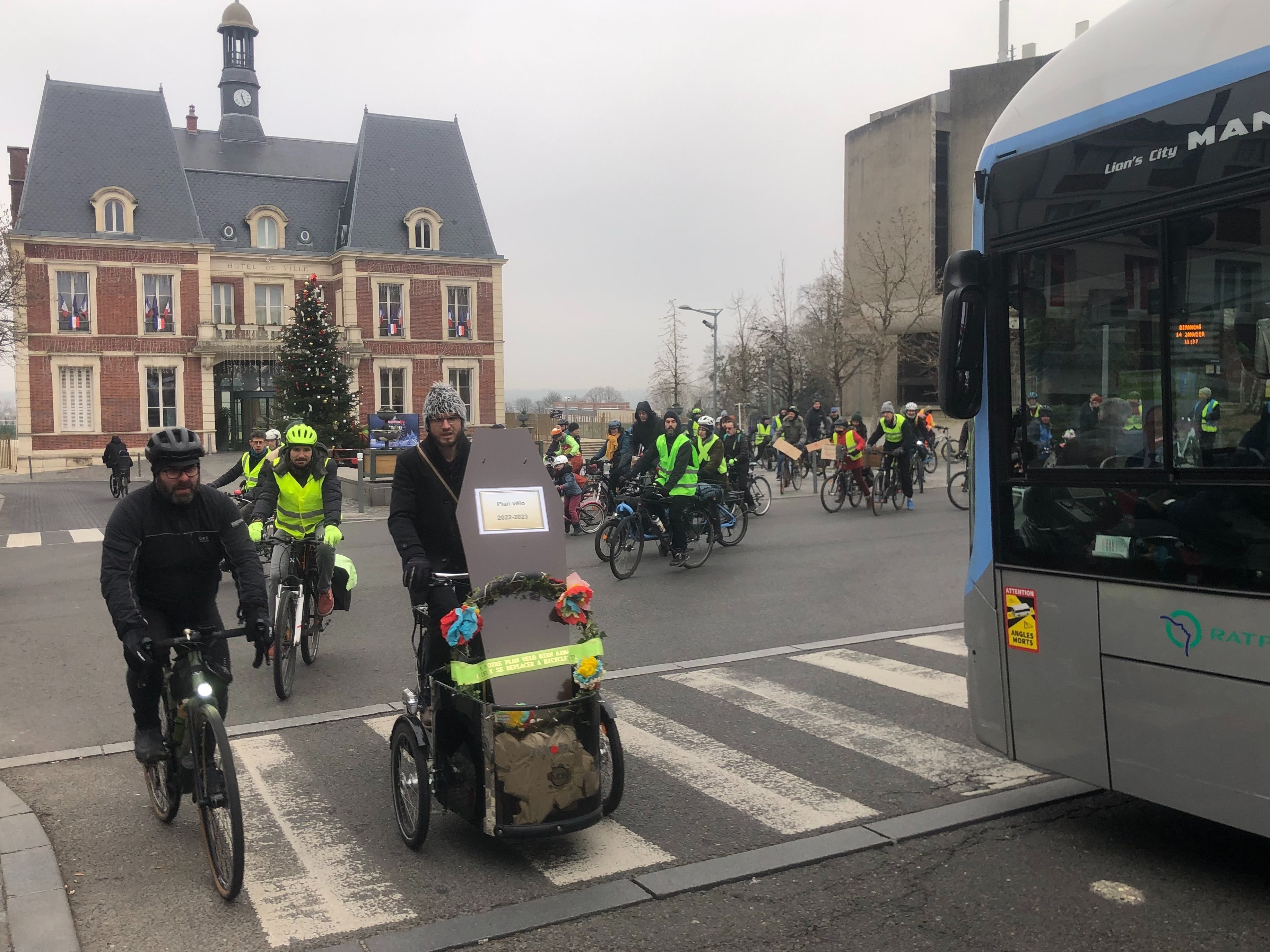 Noisy-le-Grand, ce dimanche. Des cyclistes se sont rassemblés devant la mairie avant une balade à vélo pour réclamer le maintien du plan vélo tel qu'il avait été voté en 2022. LP/Hélène Haus