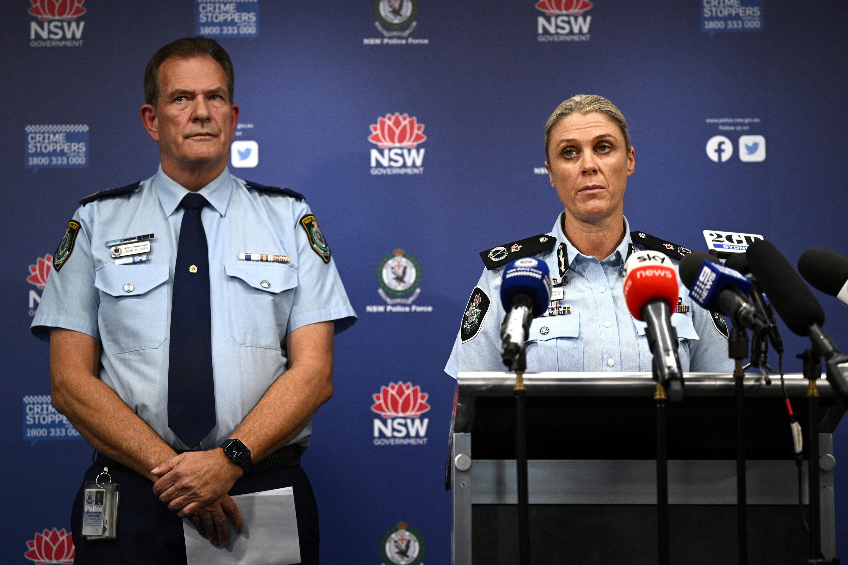 Dave Hudson et Krissy Barrett, membres de la police australienne, ont tenu une conférence de presse ce mercredi à Sydney. Via REUTERS/AAP/Dan Himbrechts