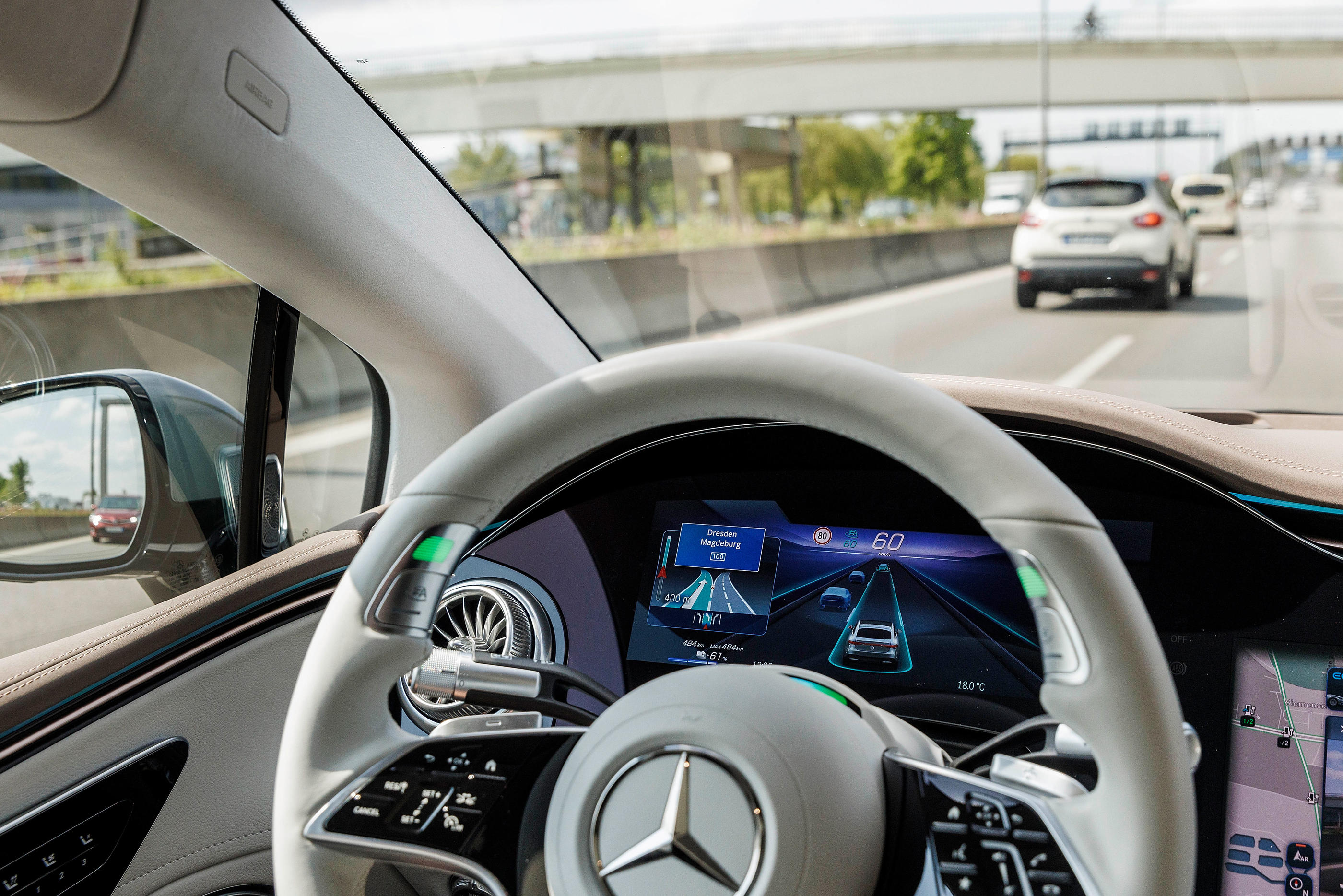 Avec son système permettant de lever les mains du volant, Mercedes veut  doubler Tesla sur les voitures autonomes - Le Parisien