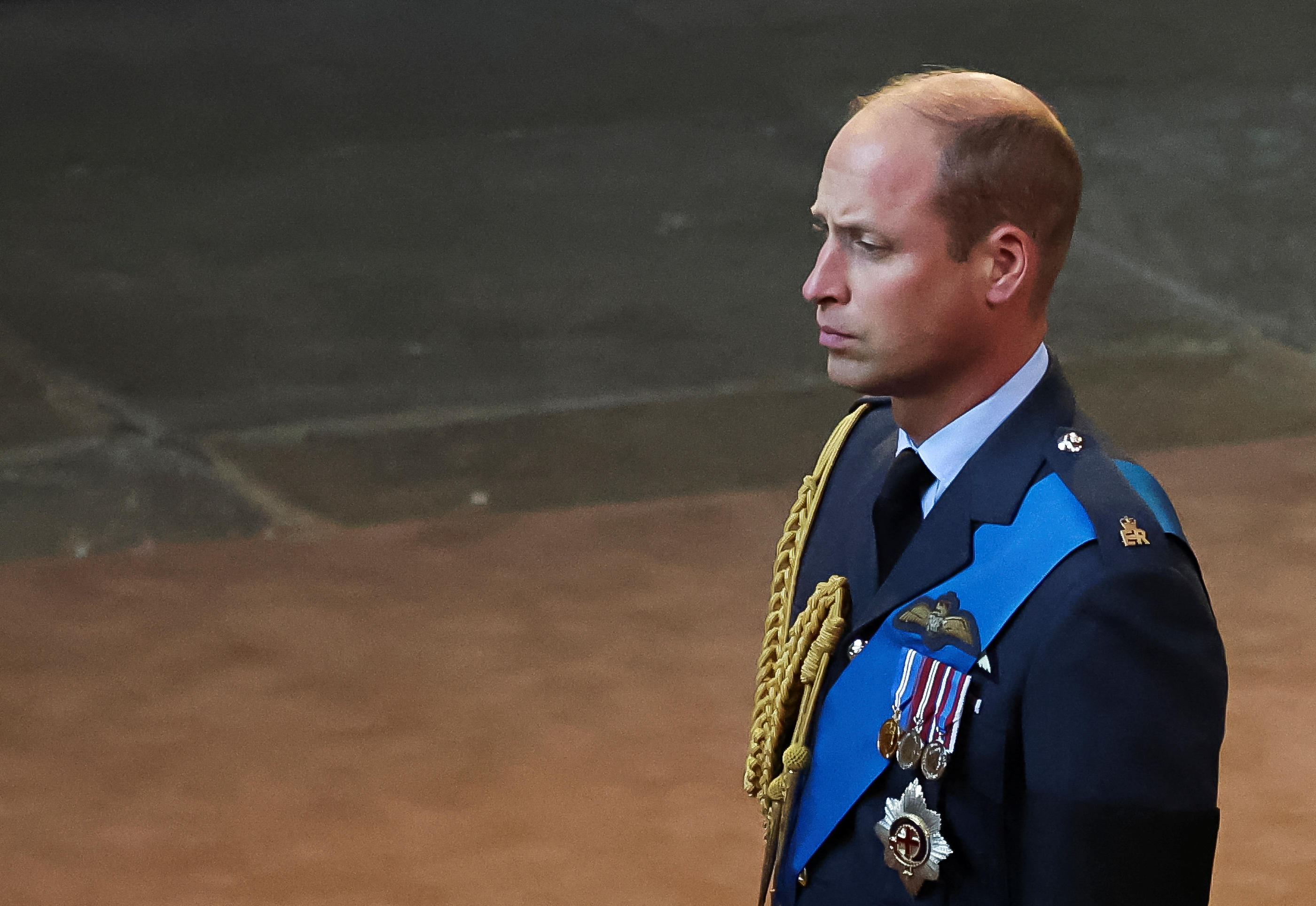 William, désormais prince de Galles, accompagne la procession autour du cercueil de la reine vers le palais de Westminster. REUTERS/Phil Noble/Pool