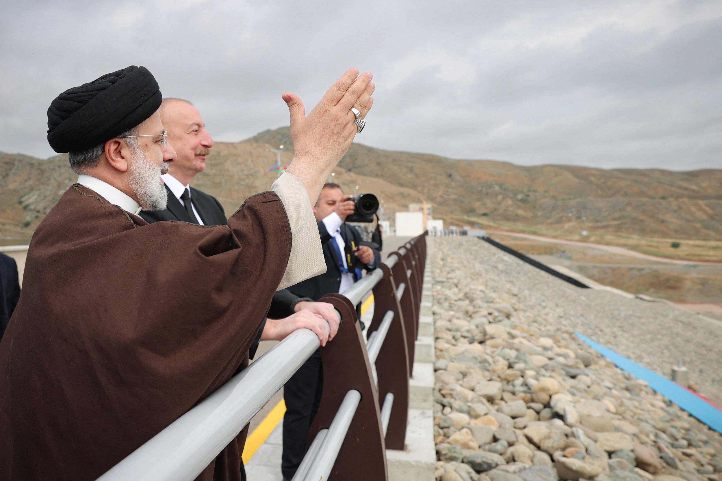 Le président iranien Ebrahim Raïssi s’était rendu dimanche dans la province de l’Azerbaïdjan orientale, où il a notamment inauguré un barrage à la frontière entre les deux pays, en compagnie du président de l'Azerbaïdjan. Présidence iranienne / West Asia News Agency/ Reuters.