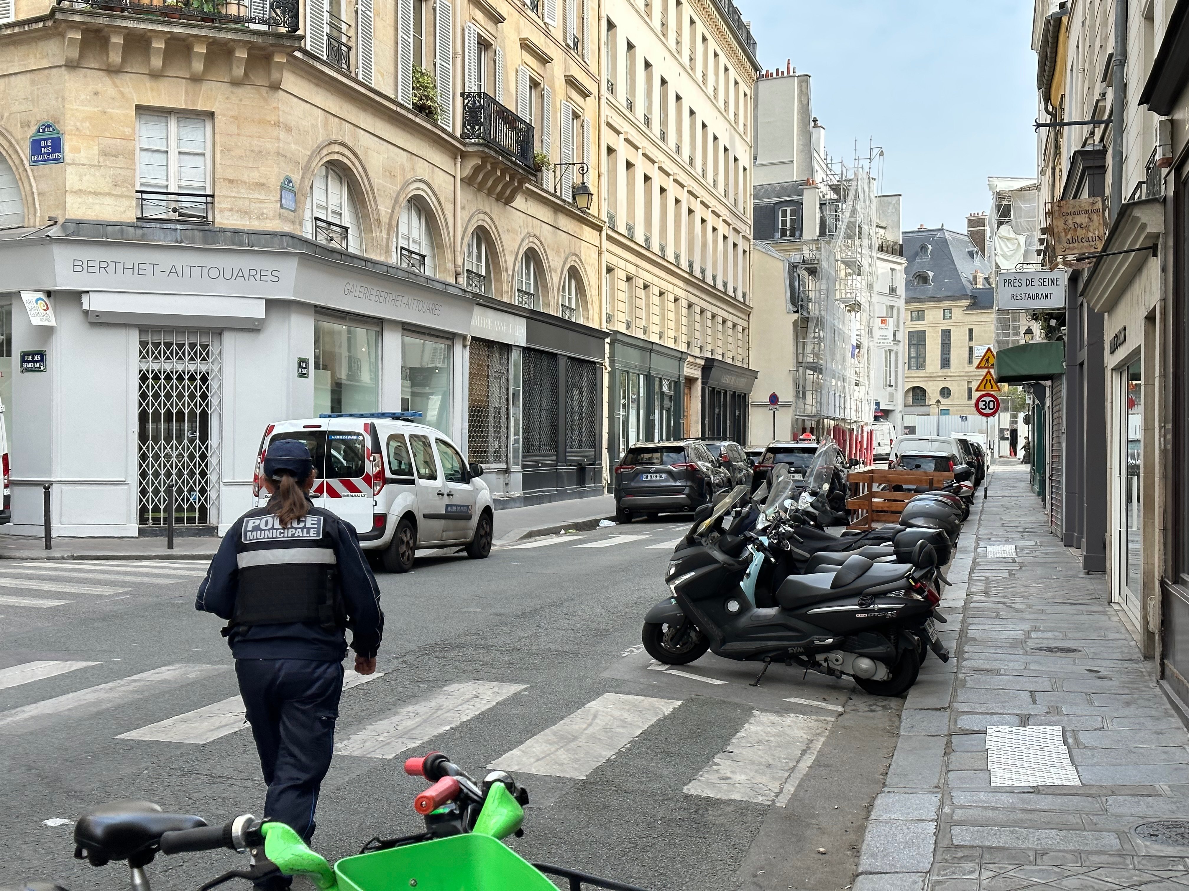 Paris (VIe), ce lundi. Des effectifs de police municipale circulent dans les petites artères autour de Saint-Germain-des-Prés, secteur cible des cambrioleurs. LP/Paul Abran