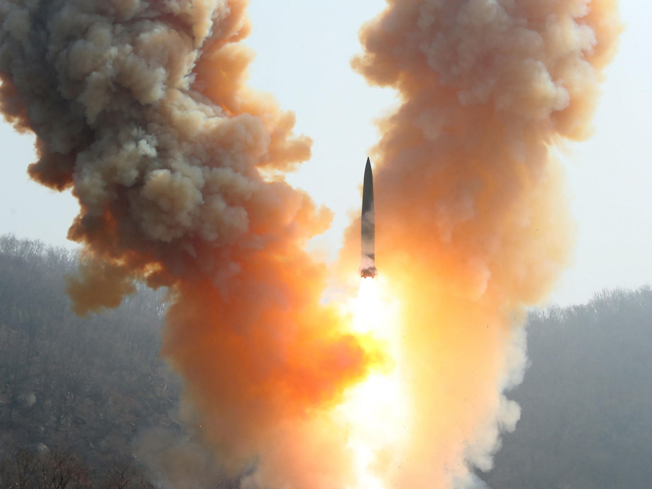 Neuf pays disposent aujourd'hui de l'arme nucléaire (ici lors d'un exercice en Corée du Nord). Le principe de neutralisation apparaît plus que jamais fragilisé. AFP/KCNA