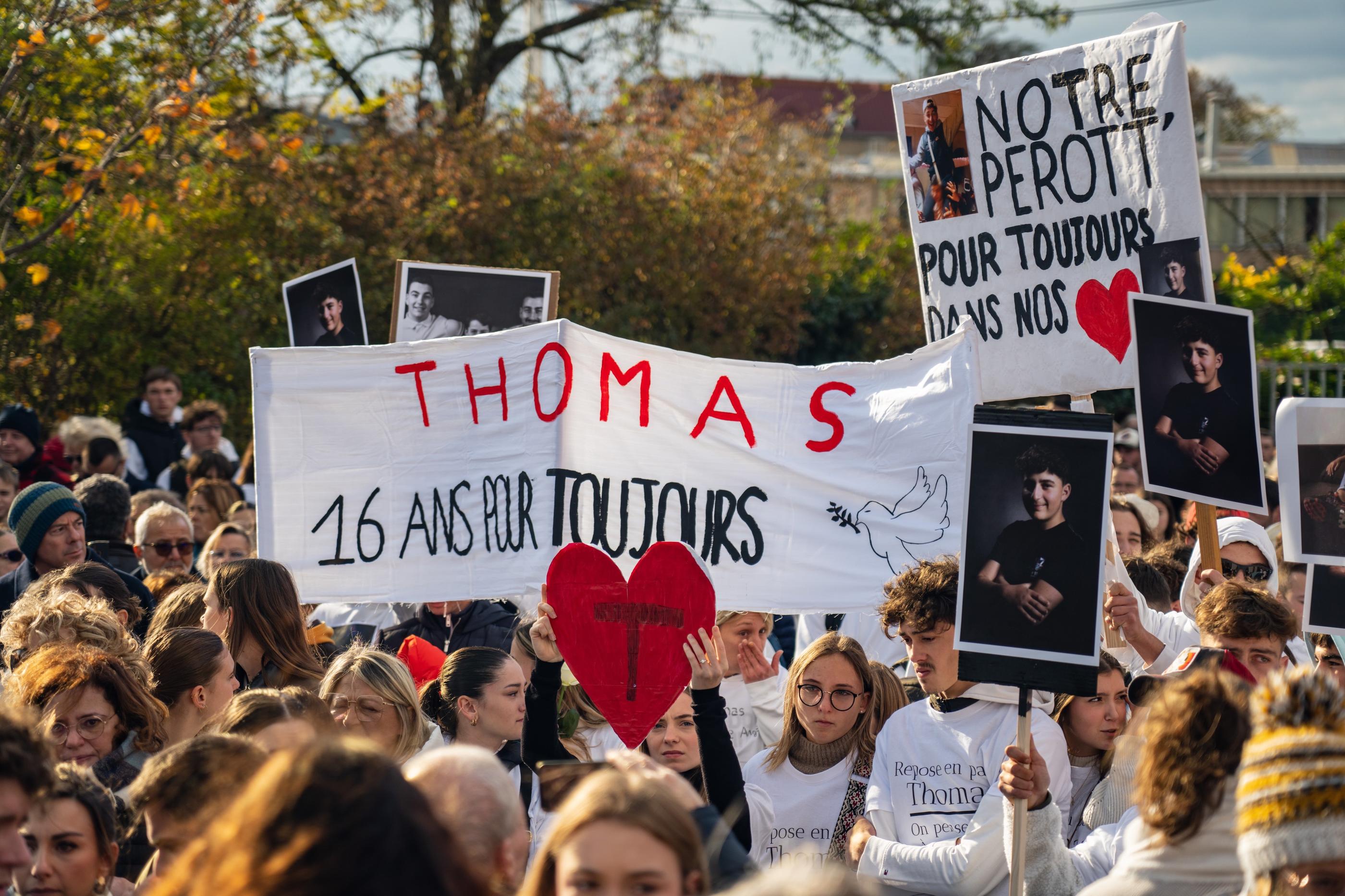 Près de 6000 personnes ont marché entre le lycée de Thomas et le stade de son club de rugby, ce mercredi 22 novembre, à Romans-sur-Isère (Drôme). LP/Thomas Pueyo