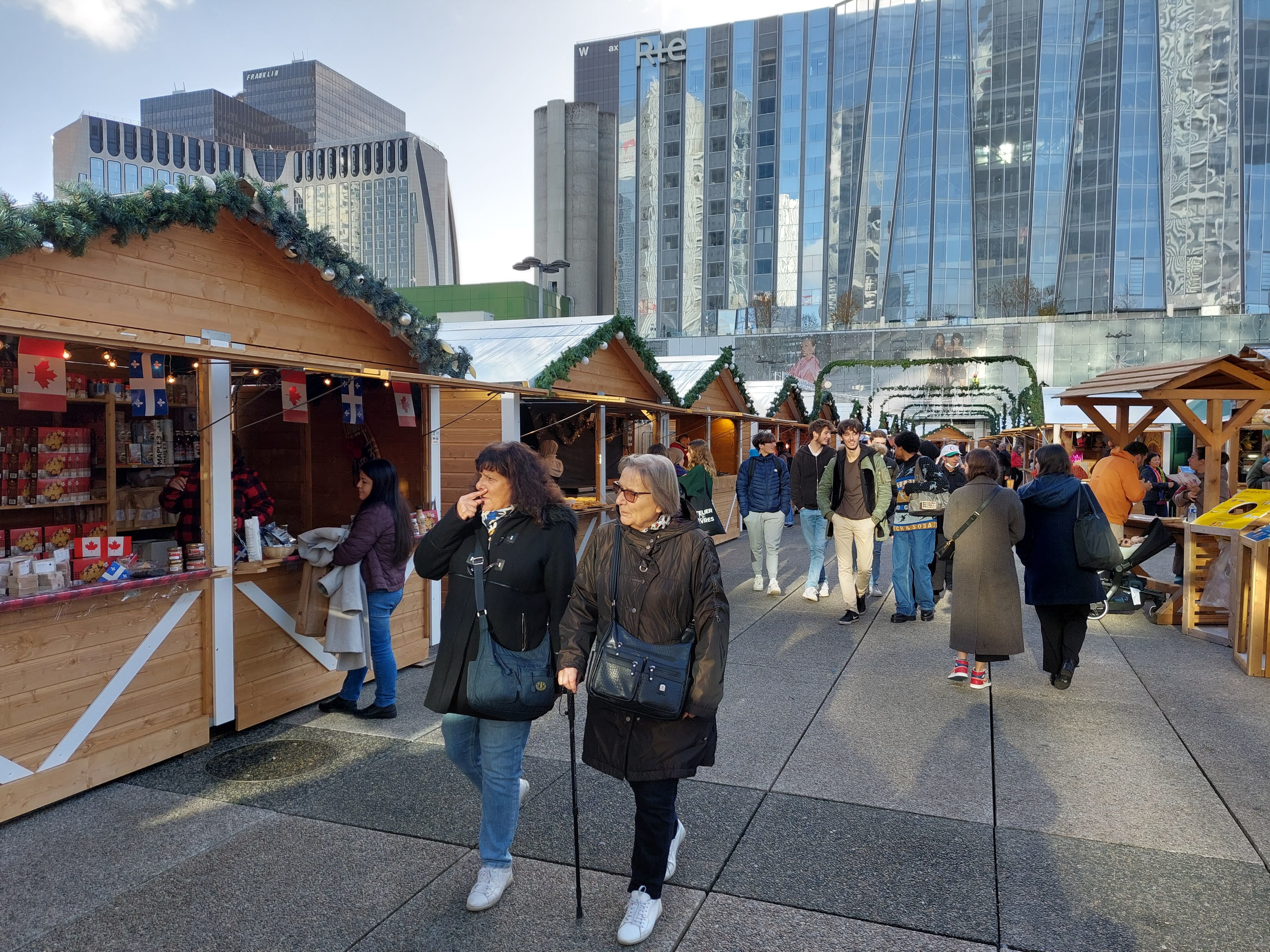 La Défense, le 25 novembre. Le marché d Noël a finalement ouvert avec deux jours de retard. Un moindre mal puisqu'après un avis négatif de la commission de sécurité, l'ouverture avait dans un premier temps été reportée au lundi 28 novembre.
