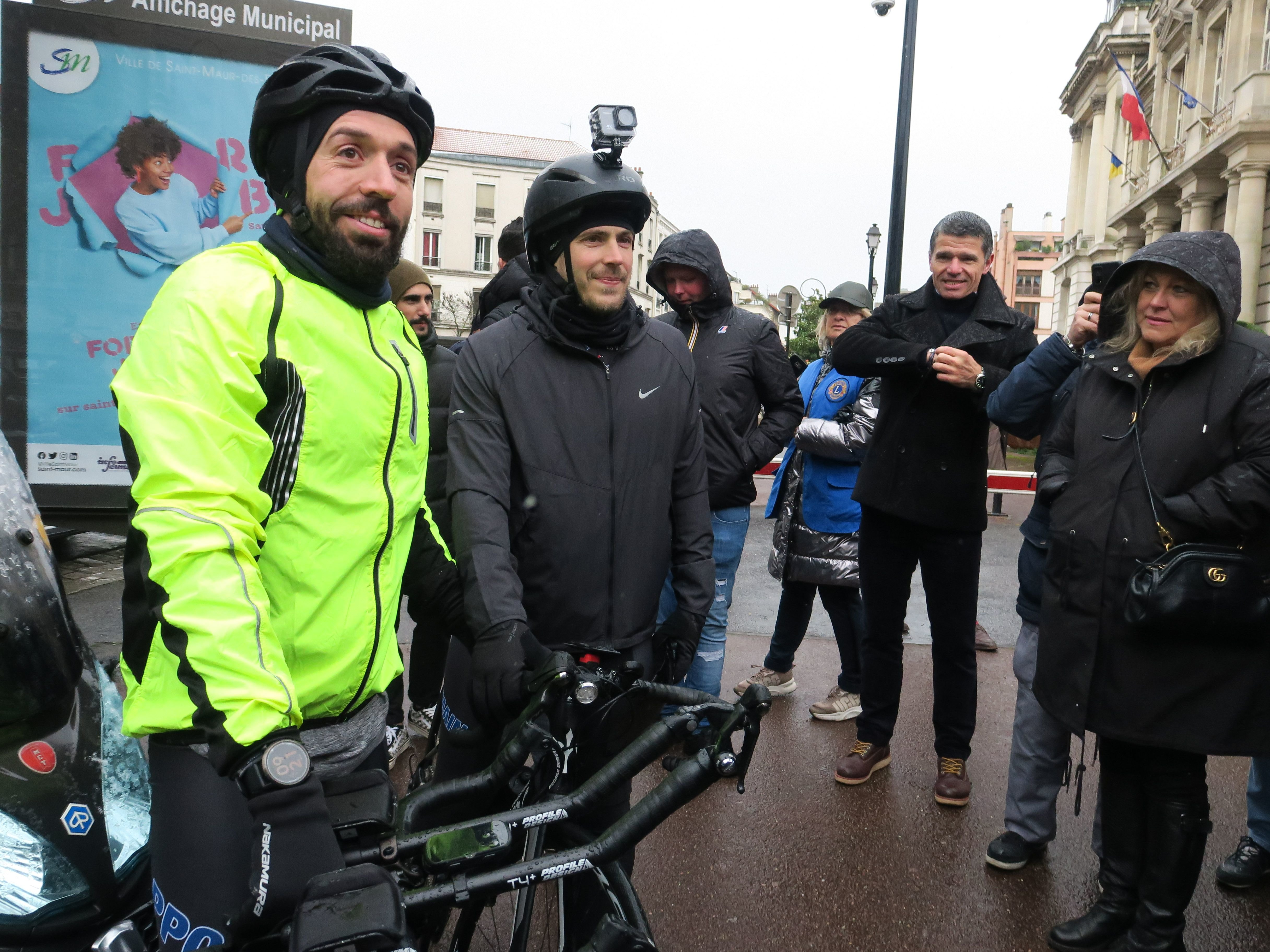 Saint-Maur, vendredi 1er avril 2022. Romain Hardouin (à droite) et sont coach ont pris le départ d'un défi à vélo de 230 km jusqu'à Deauville pour promouvoir le don de moelle osseuse. LP/Laure Parny