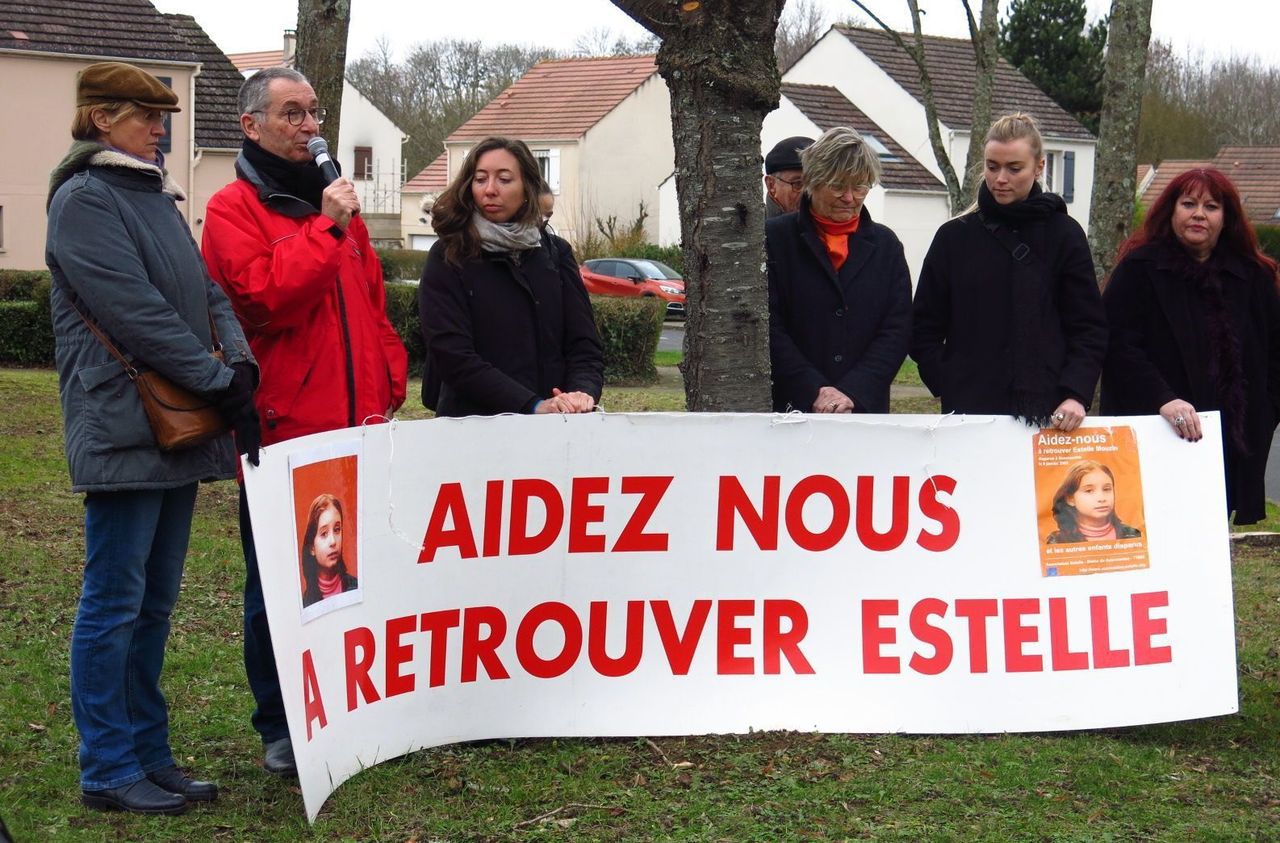 <b></b> Guermantes, le 11 janvier. Eric Mouzin (manteau rouge) conduit chaque année la marche en souvenir d’Estelle, sa fille disparue à l’âge de neuf ans en janvier 2003.