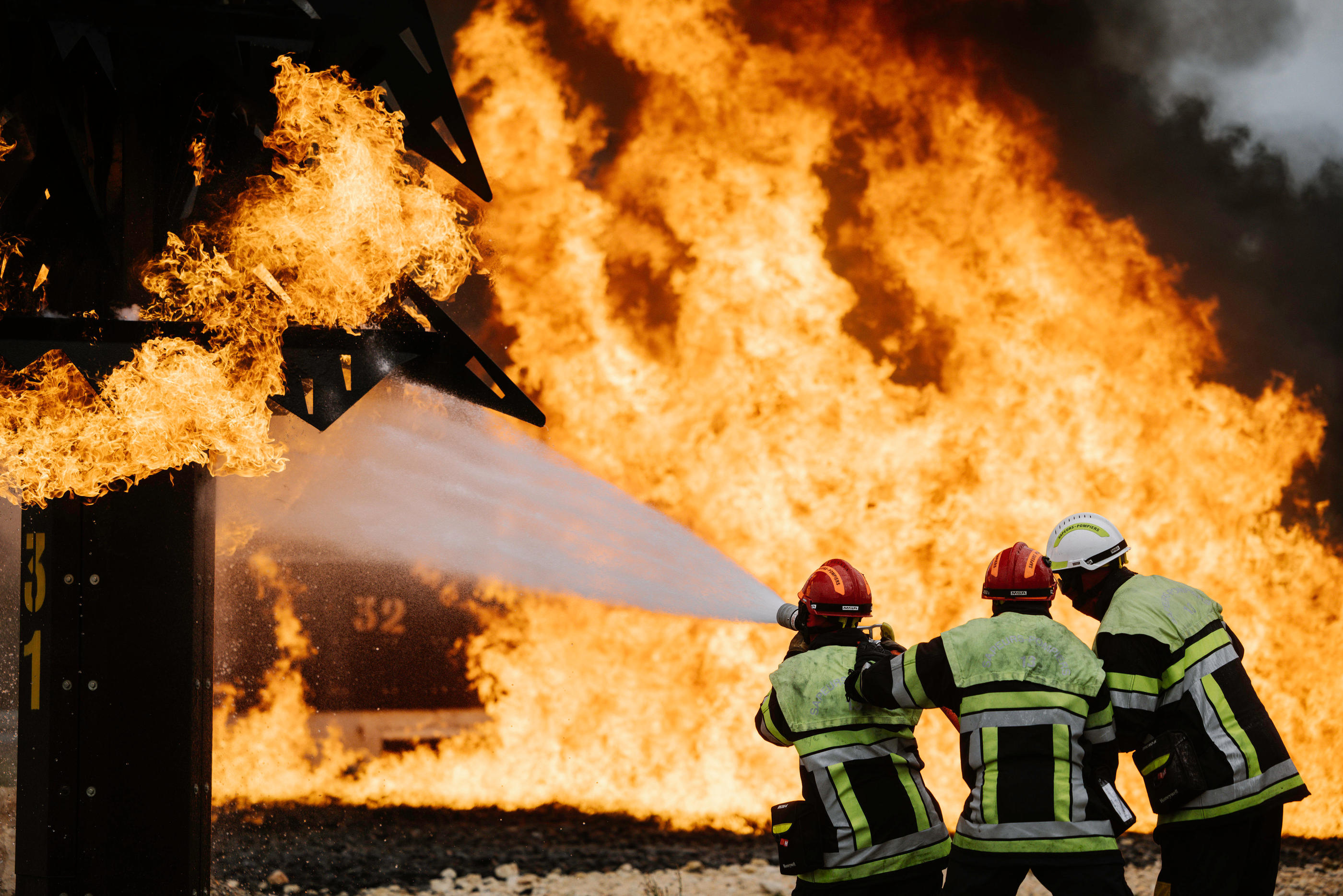 En France, on compte 198 800 sapeurs-pompiers volontaires (SPV) et 43 000 sapeurs-pompiers professionnels (SPP) répartis dans plus de 6 000 casernes (Illustration). LP/Arnaud Journois