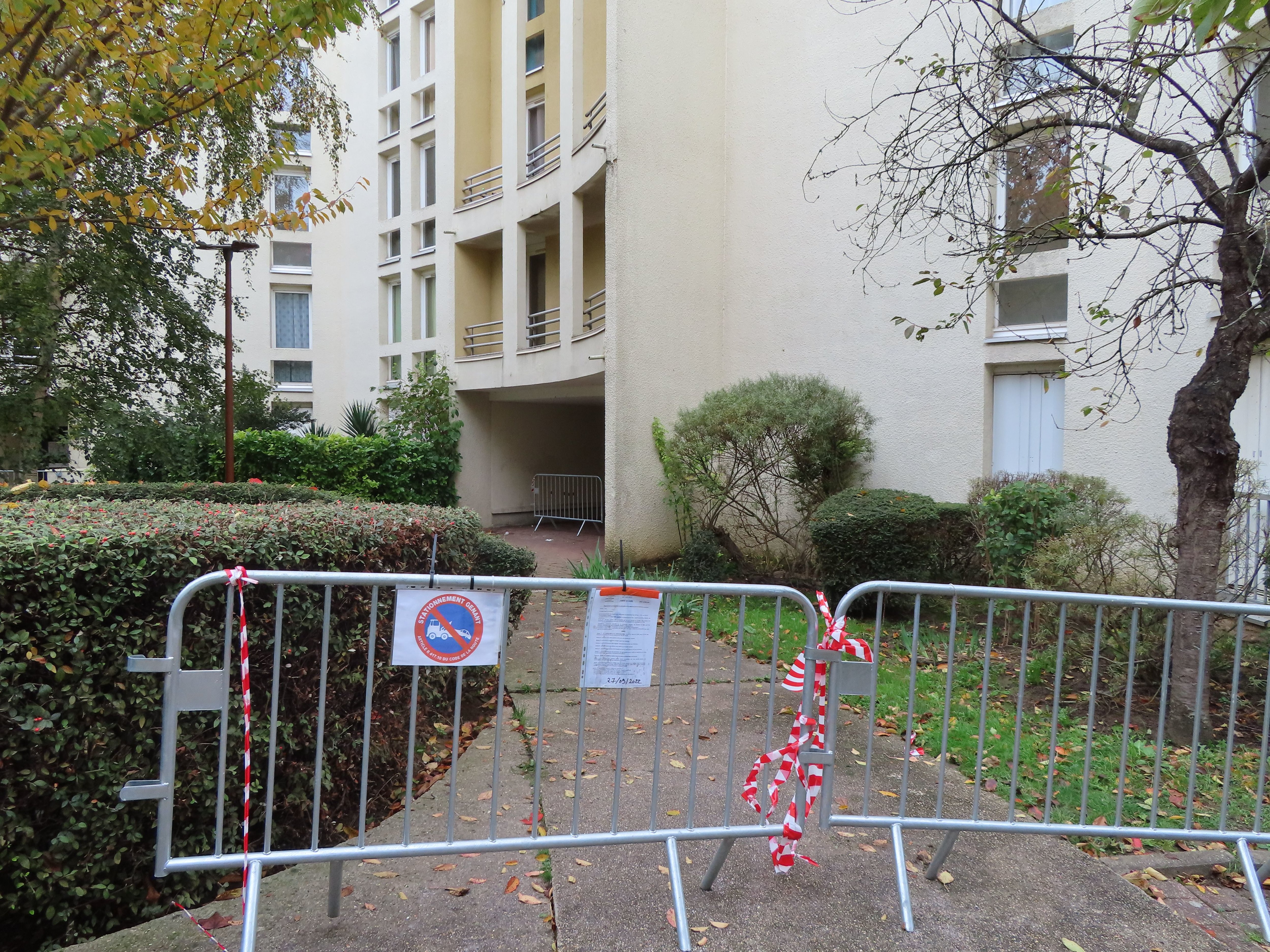 Bry-sur-Marne, le 21 novembre. Un arrêté de péril interdit l'accès à deux bâtiments, qui ont été évacués dans la nuit de vendredi à samedi. LP/Sylvain Deleuze