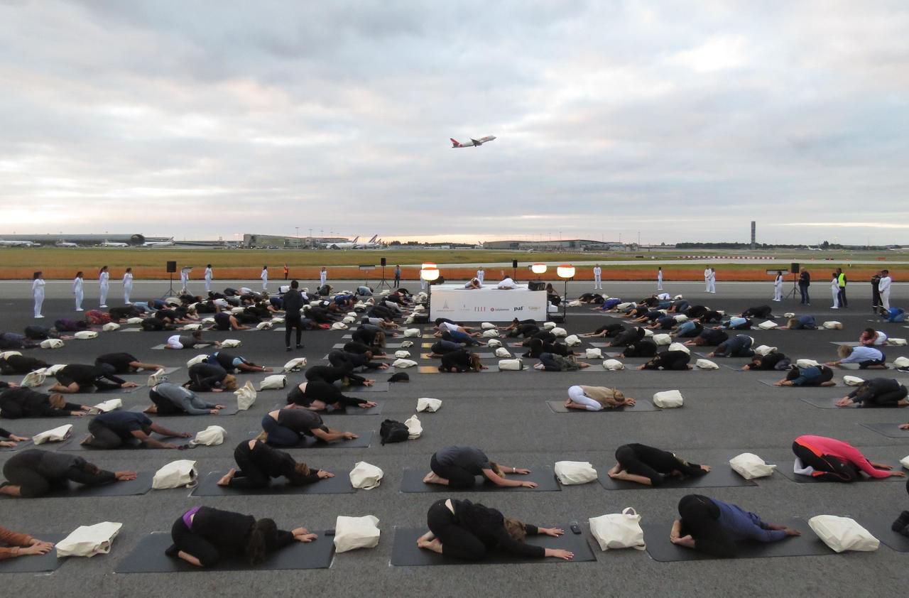<b></b> Roissy, mardi 10 juillet 2018. Paris Aéroport a organisé une séance de yoga spéciale, sur la piste 4, actuellement fermée pour travaux. 
