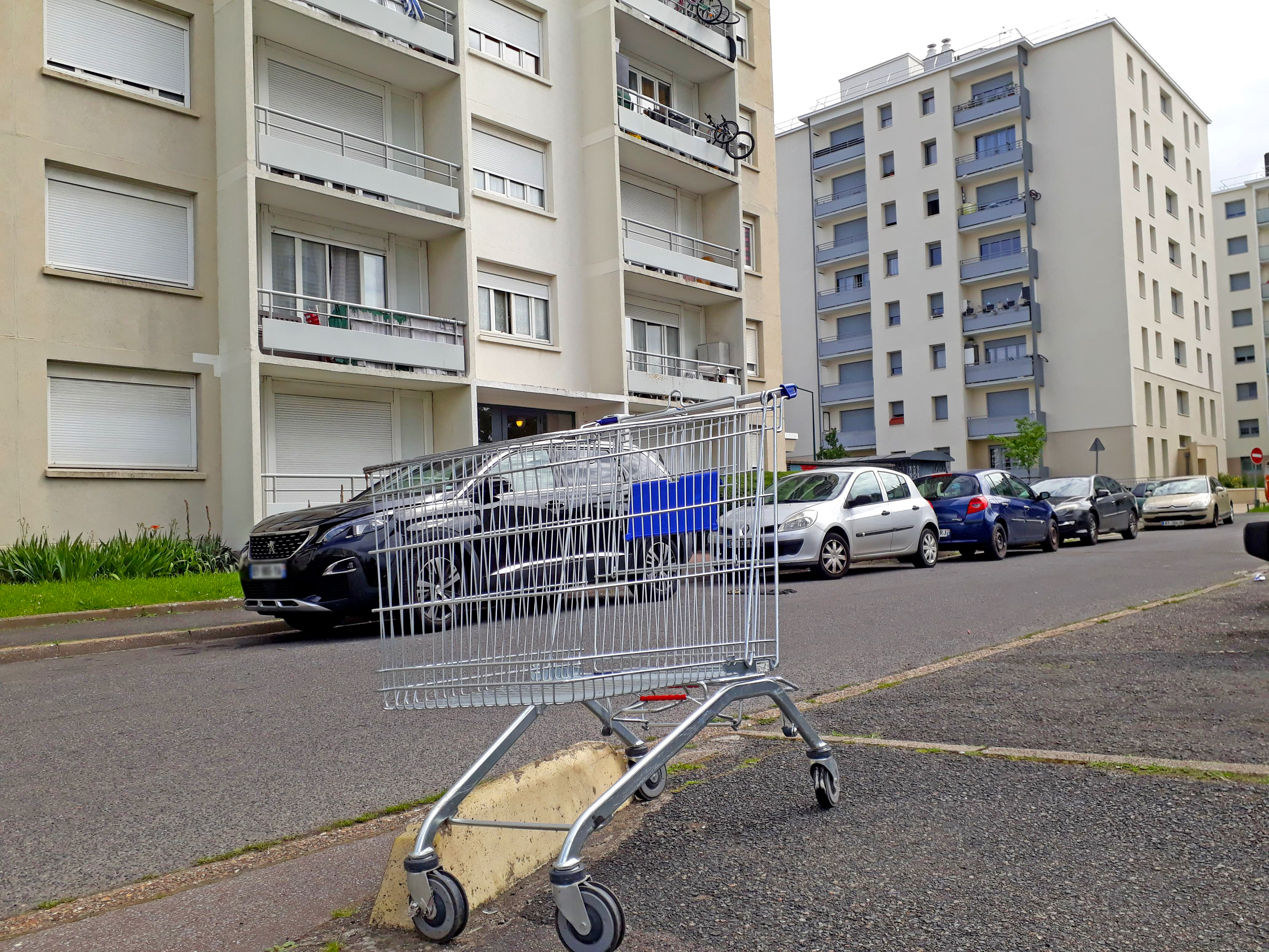 Dans le nord de Pontoise, comme ici au sein du quartier des Louvrais, on trouve encore fréquemment des chariots laissés sur la voie publique. LP/Marie Persidat