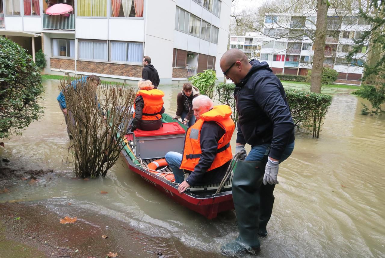 <b></b> Boussy-Saint-Antoine. L’Yerres est sortie de son lit et a coupé la résidence des Thibaudières du reste de la ville.