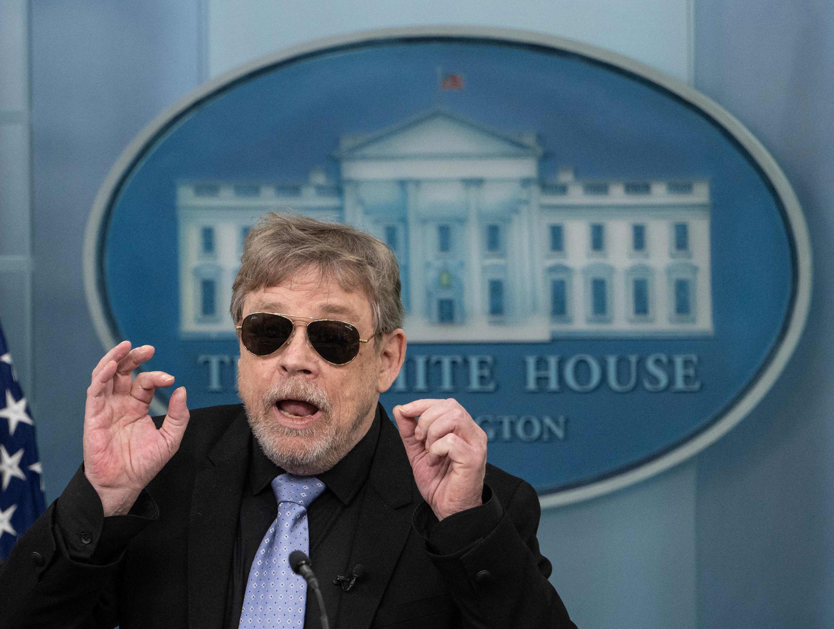 Mark Hamill a fait son apparition au début du point presse quotidien de la Maison Blanche affublé des lunettes de soleil favorites de Joe Biden. AFP/Andrew Caballero-Reynolds