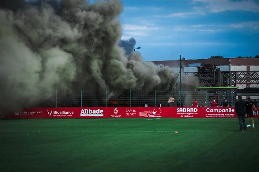 Le violent incendie au Stade de La Source ce vendredi. Photo X/Valenciennes FC