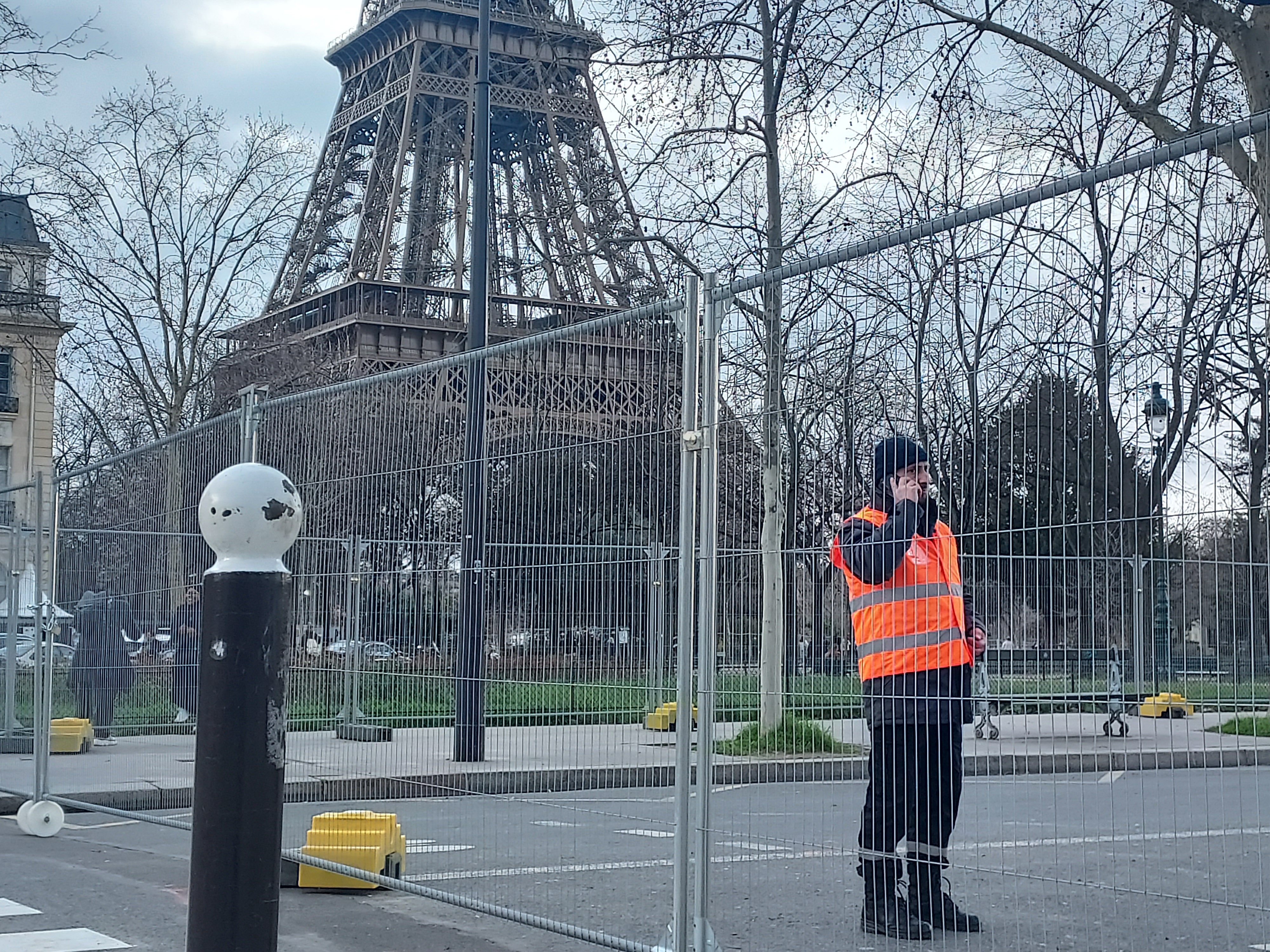 Champ-de-Mars, à Paris (VIIe), ce mardi. Les premières barrières ont été installées en vue du montage du site olympique de la tour Eiffel. LP/Céline Carez