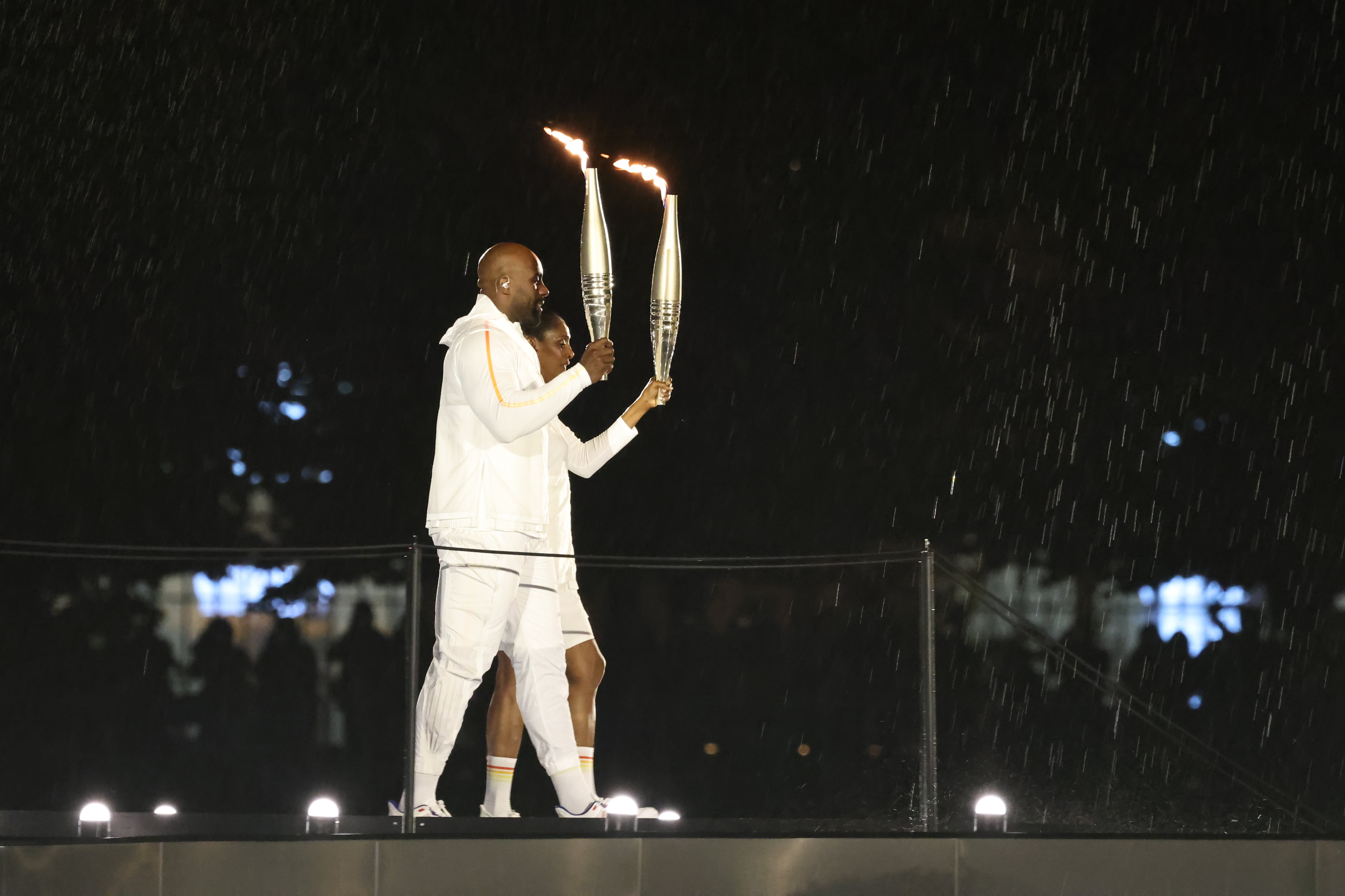 Marie-José Pérec et Teddy Riner, ultimes porteurs de la flamme, ont allumé la vasque olympique ensemble. LP/Fred Dugit