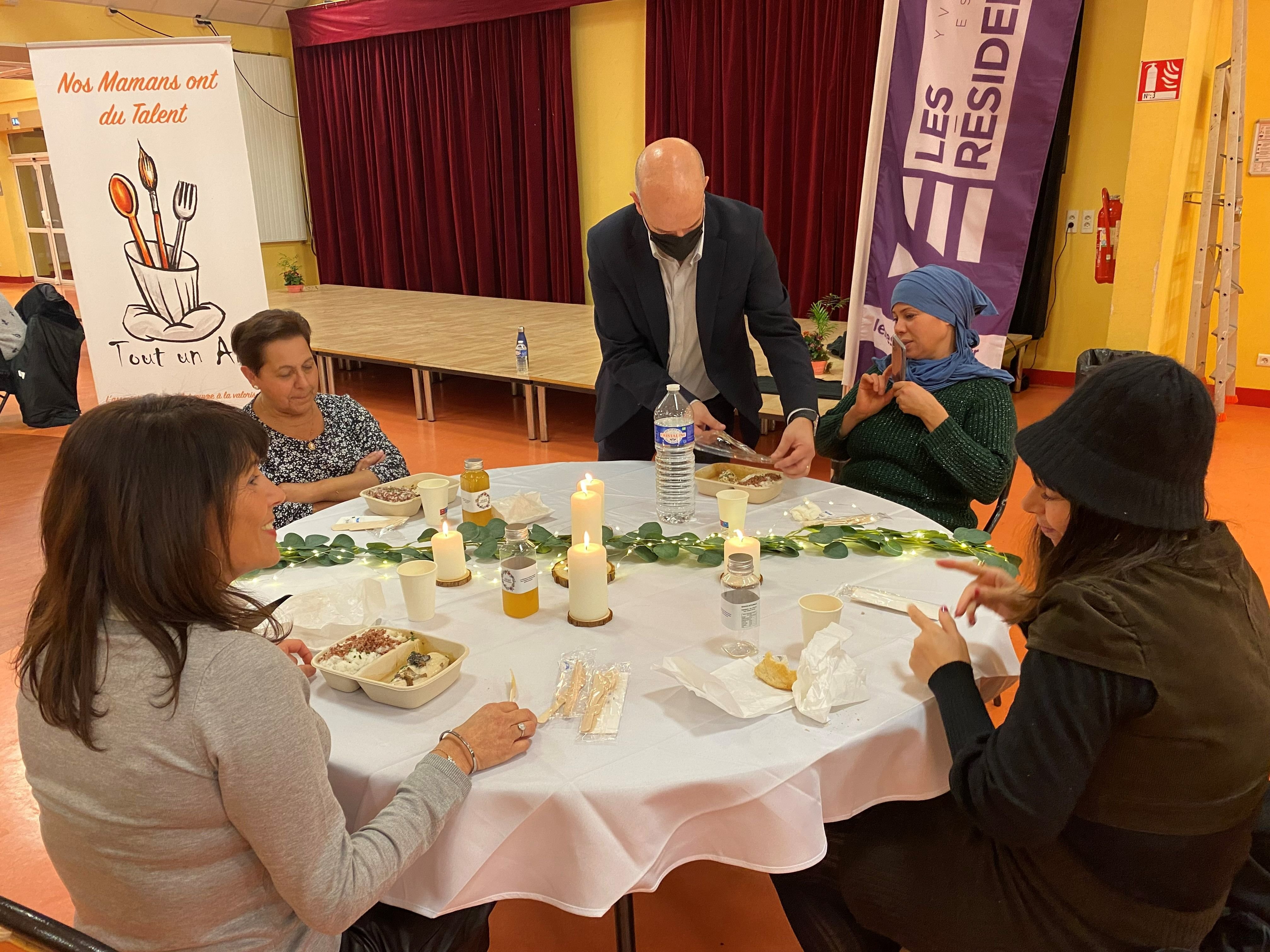 Les Mureaux (Yvelines), le 23 décembre 2021. Isabelle, Marie-Hélène, Hizia et Marie, toutes voisines de palier, se sont retrouvées pour le repas solidaire organisée par leur bailleur social, Les Résidences Yvelines Essonne.