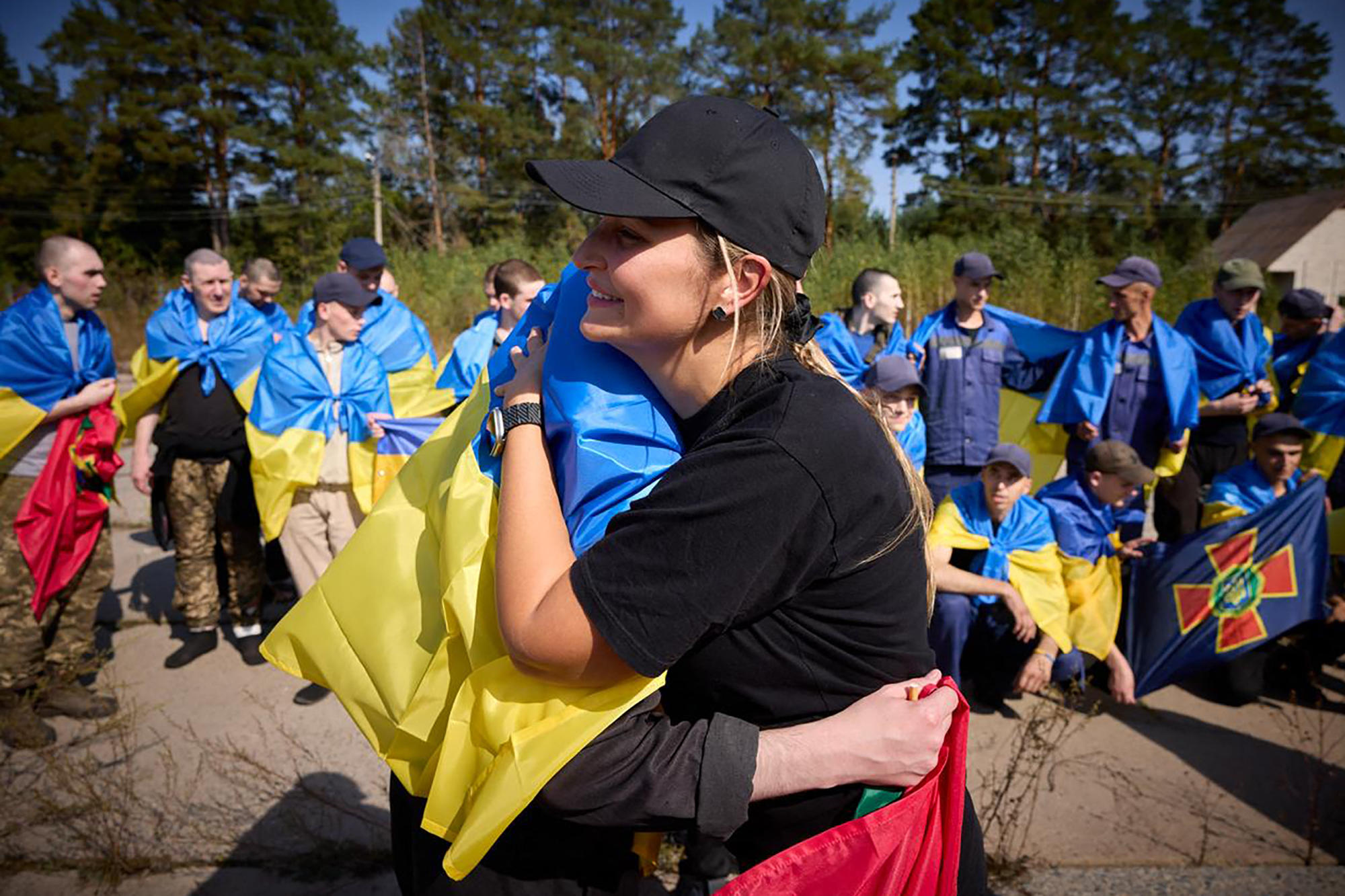 Un volontaire serrant un prisonnier de guerre ukrainien libéré, le samedi 14 septembre, dans un lien non communiqué. AFP/Handout/Présidence ukrainienne