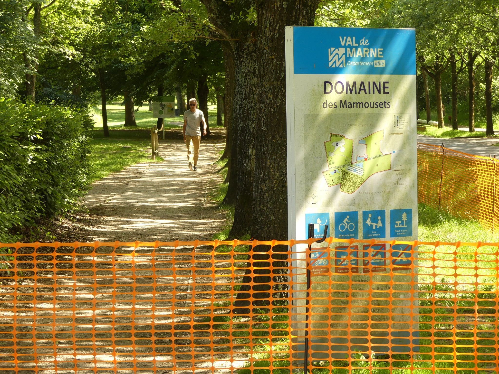 La Queue-en-Brie, ce mercredi. Au domaine de Marmousets, certains promeneurs continuent de déambuler alors que le département vient d'annoncer sa fermeture en raison de la présence de chenilles processionnaires. LP/Antoine Allart