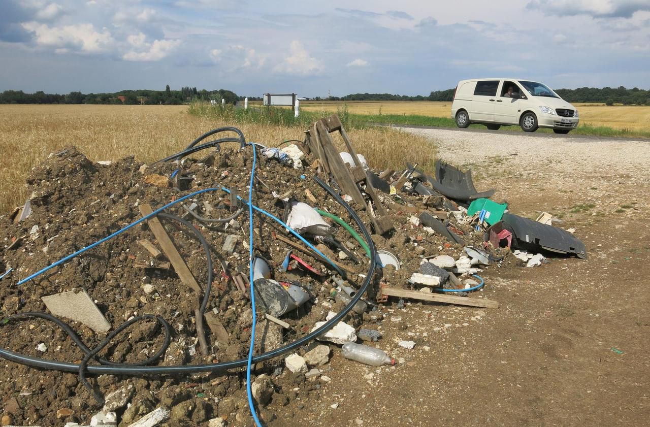 <b></b> Presles-en-Brie, le 4 juillet. Un dépôt sauvage de déchets, le long de la départementale 10 entre Presles-en-Brie et Tournan-en-Brie.