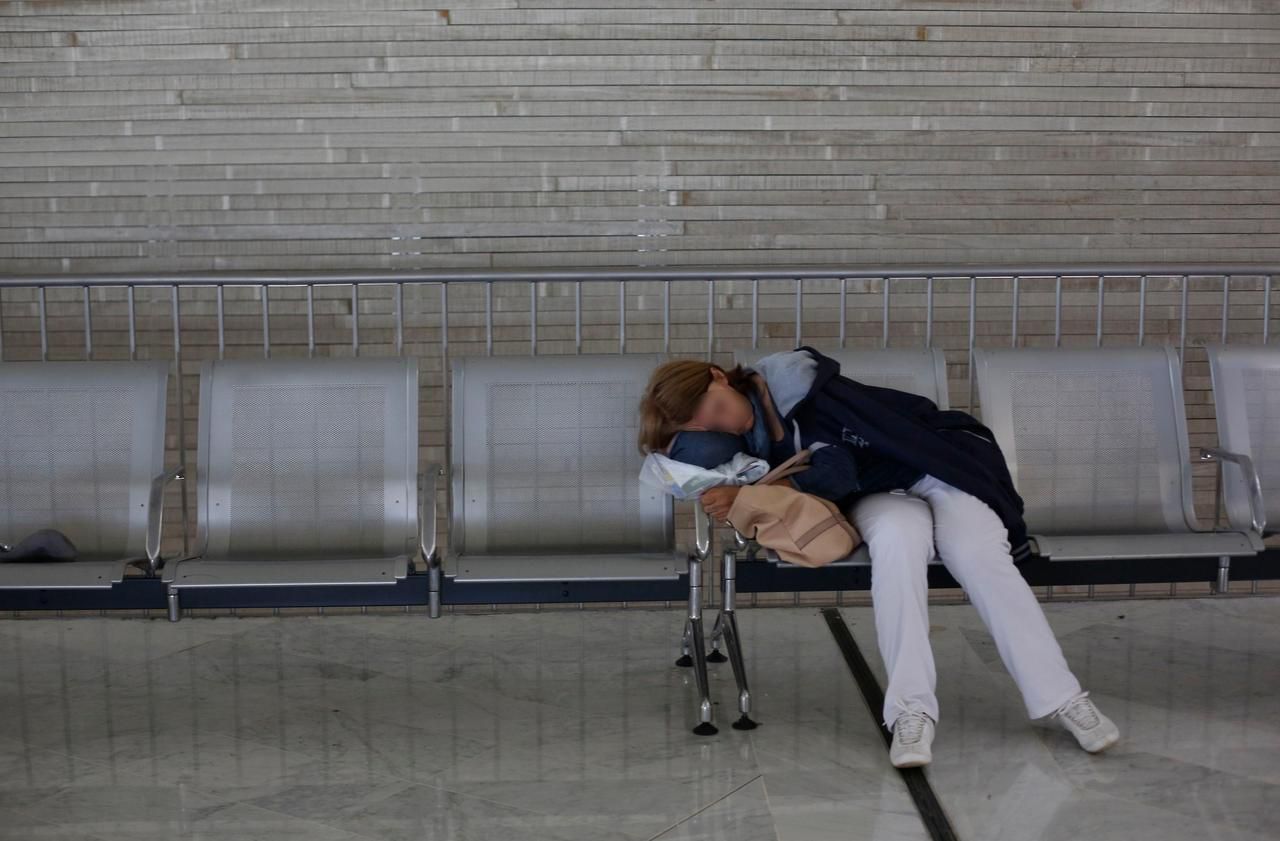 <b></b> Des passagers sont retenus plusieurs heures dans les salles d’embarquement et jusqu’à quatre jours dans la zone d’attente pour personnes en instance de l’aéroport de Roissy. (Illustration)