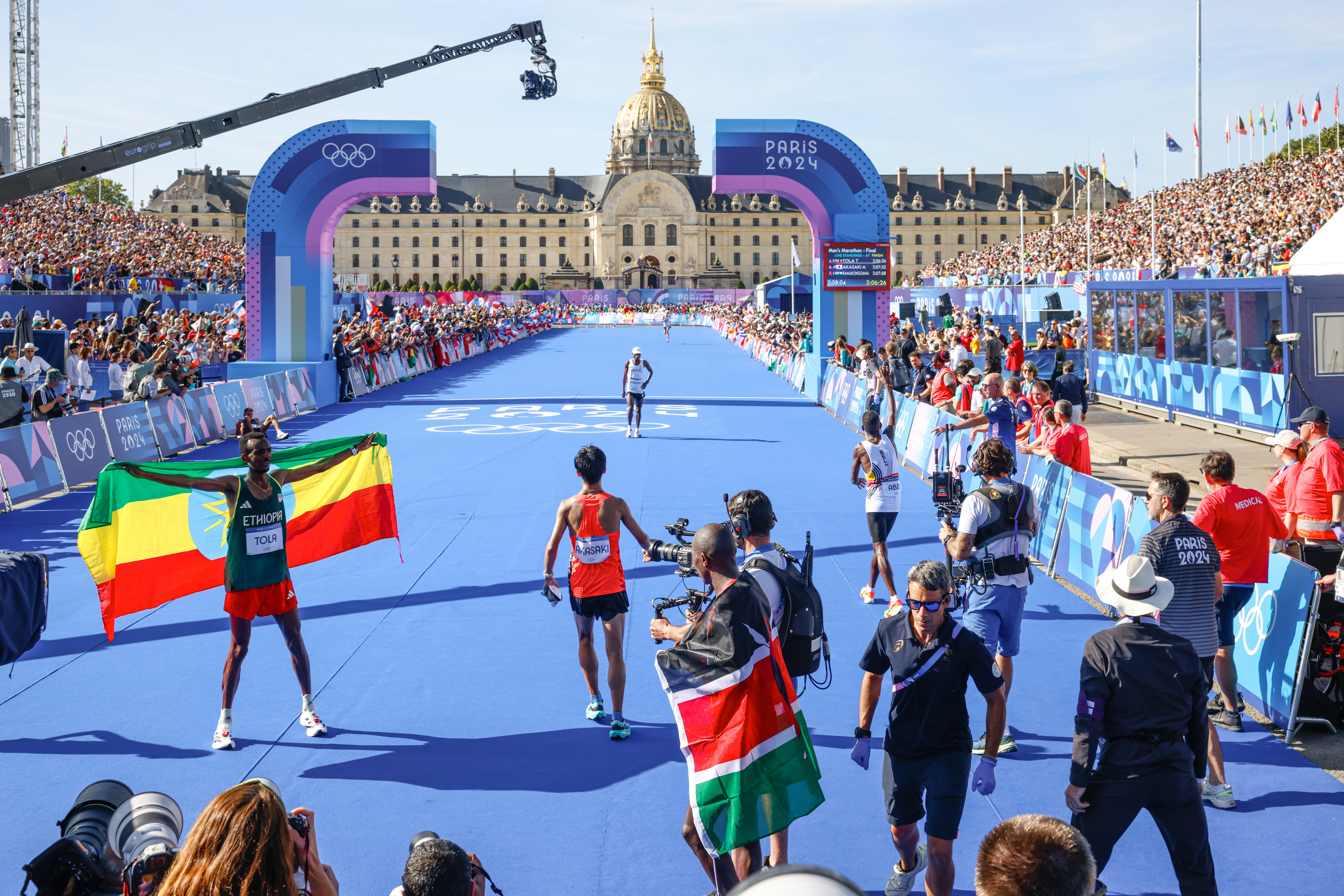 Face au dôme des Invalides, l'Éthiopien Tamirat Tola (à droite) s'est offert la médaille d'or et le record olympique.  LP  / Olivier Corsan