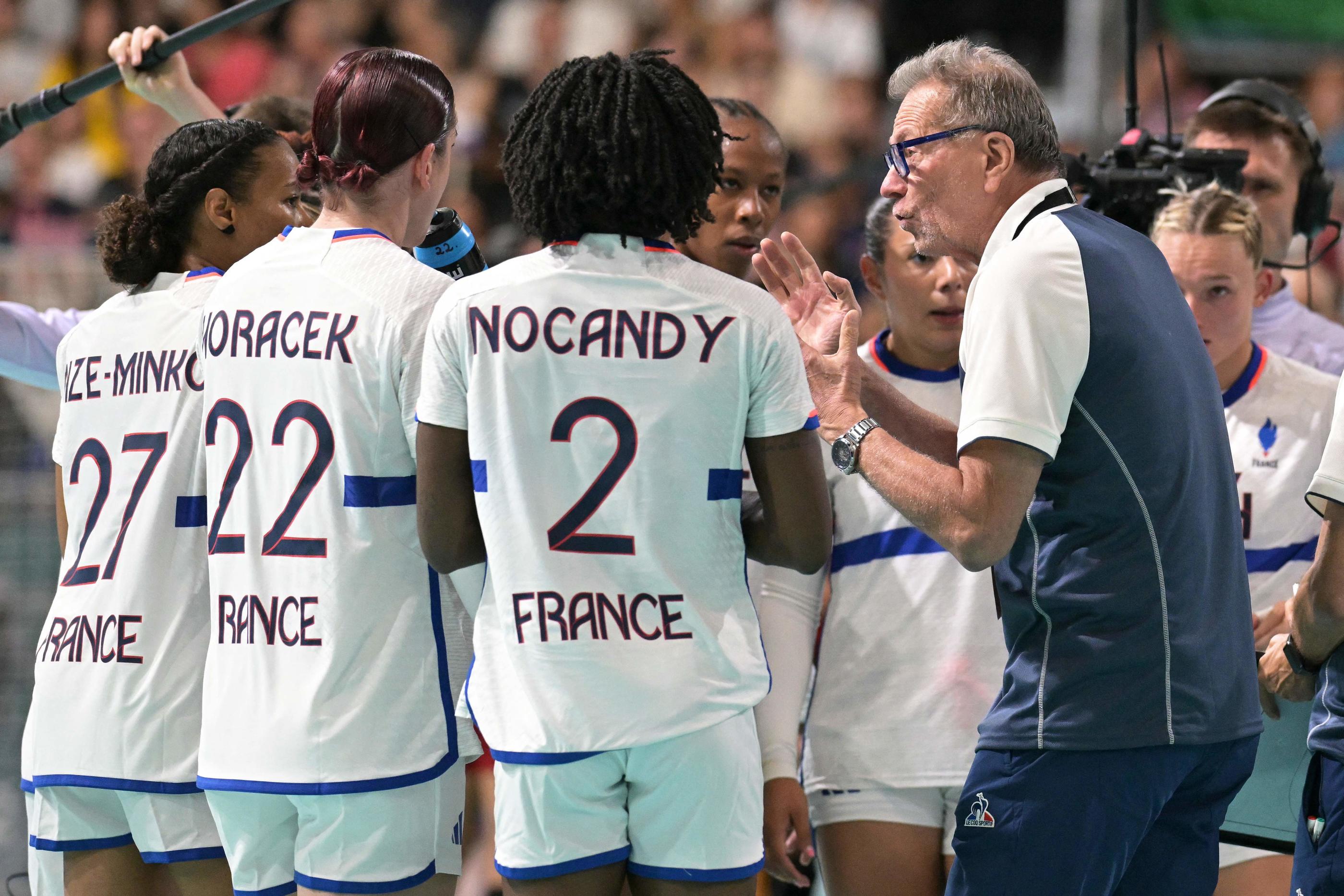 Malgré une entame de match mitigée, Olivier Krumbholz et ses joueuses de l'équipe de France ont lancé leurs Jeux de Paris par un succès. Damien Meyer/AFP