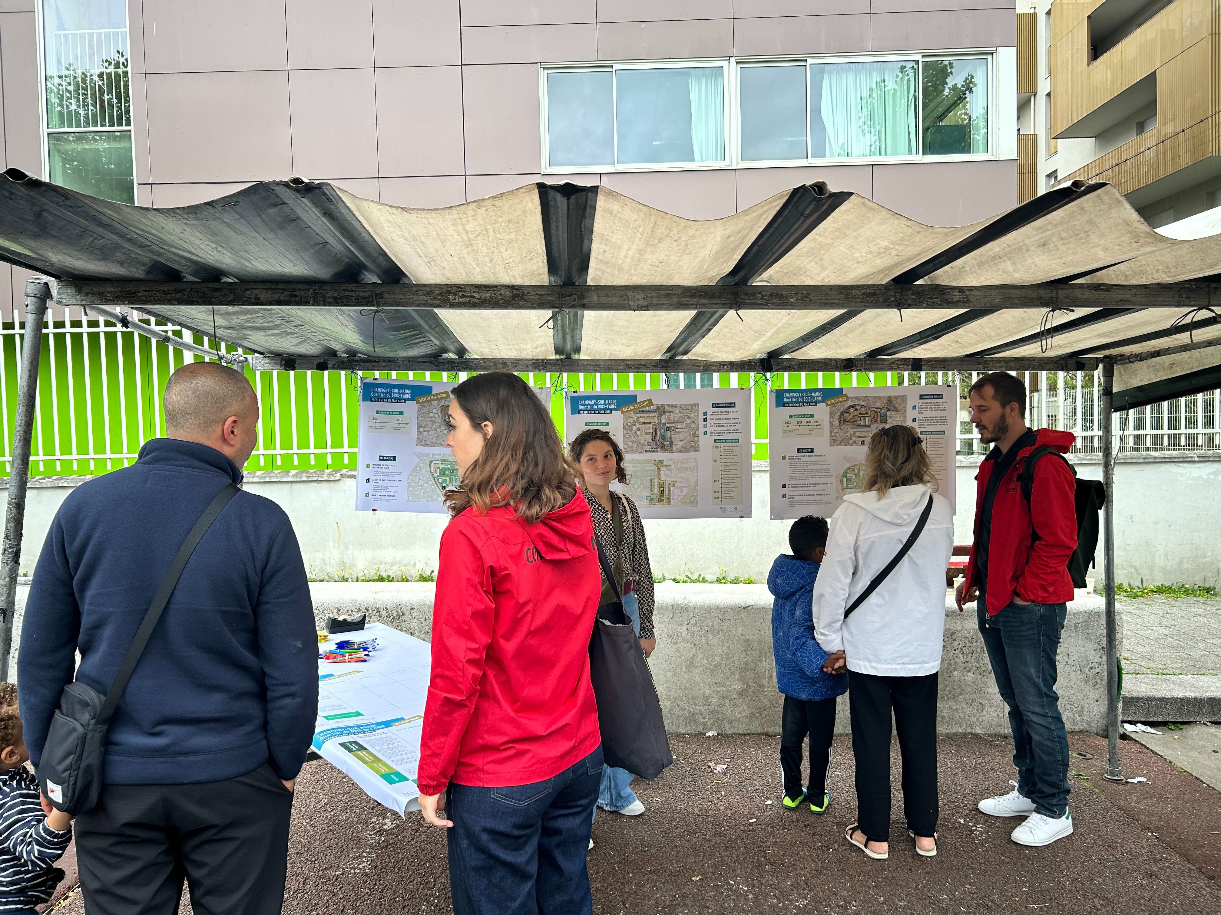 Champigny-sur-Marne, le 3 juillet. Les membres de l'agence de concertation Trait clair sont missionnés par la mairie pour renseigner les habitants du Bois-l'Abbé sur le projet de rénovation du quartier. LP/Willem Foloppe