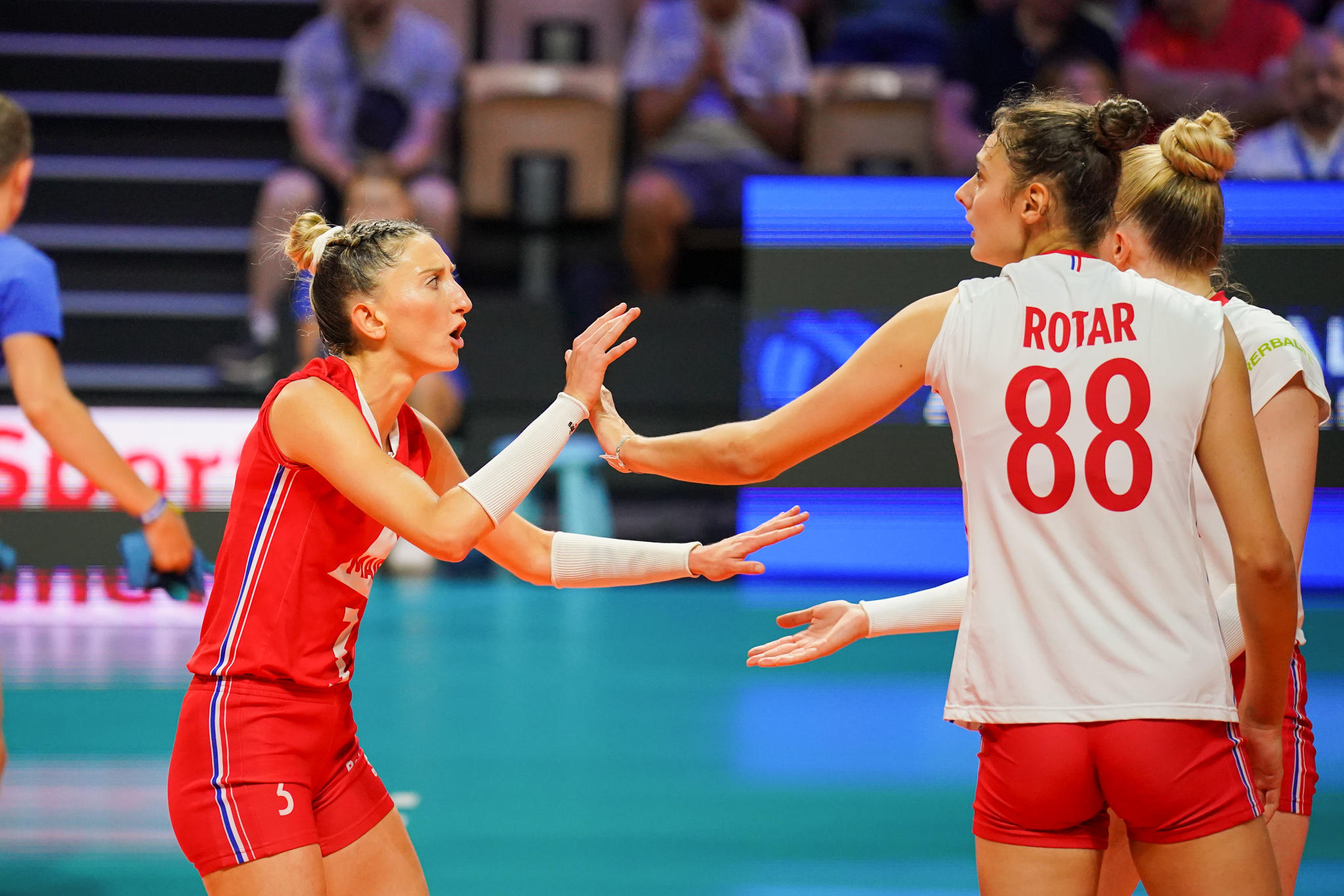 L'équipe de France d'Amandine Giardino (en rouge) et d'Amélie Rotar s'est inclinée ce dimanche contre la Turquie. Icon Sport/Emma Da Silva