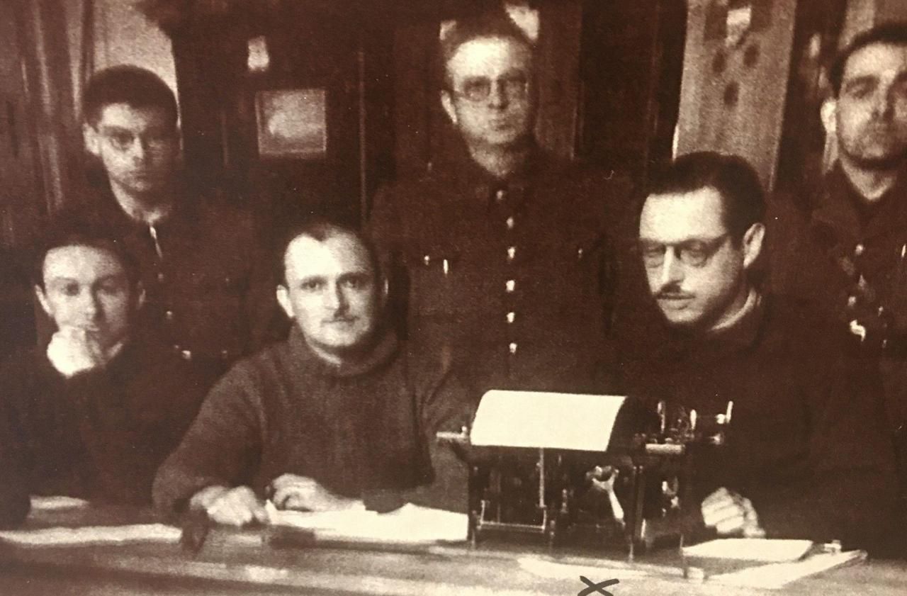 <b></b> C’est en détention dans un camp d’officiers que le lieutenant Pierre Tisseyre (devant la machine à écrire) a raconté la bataille de Formerie, à travers des lettres.