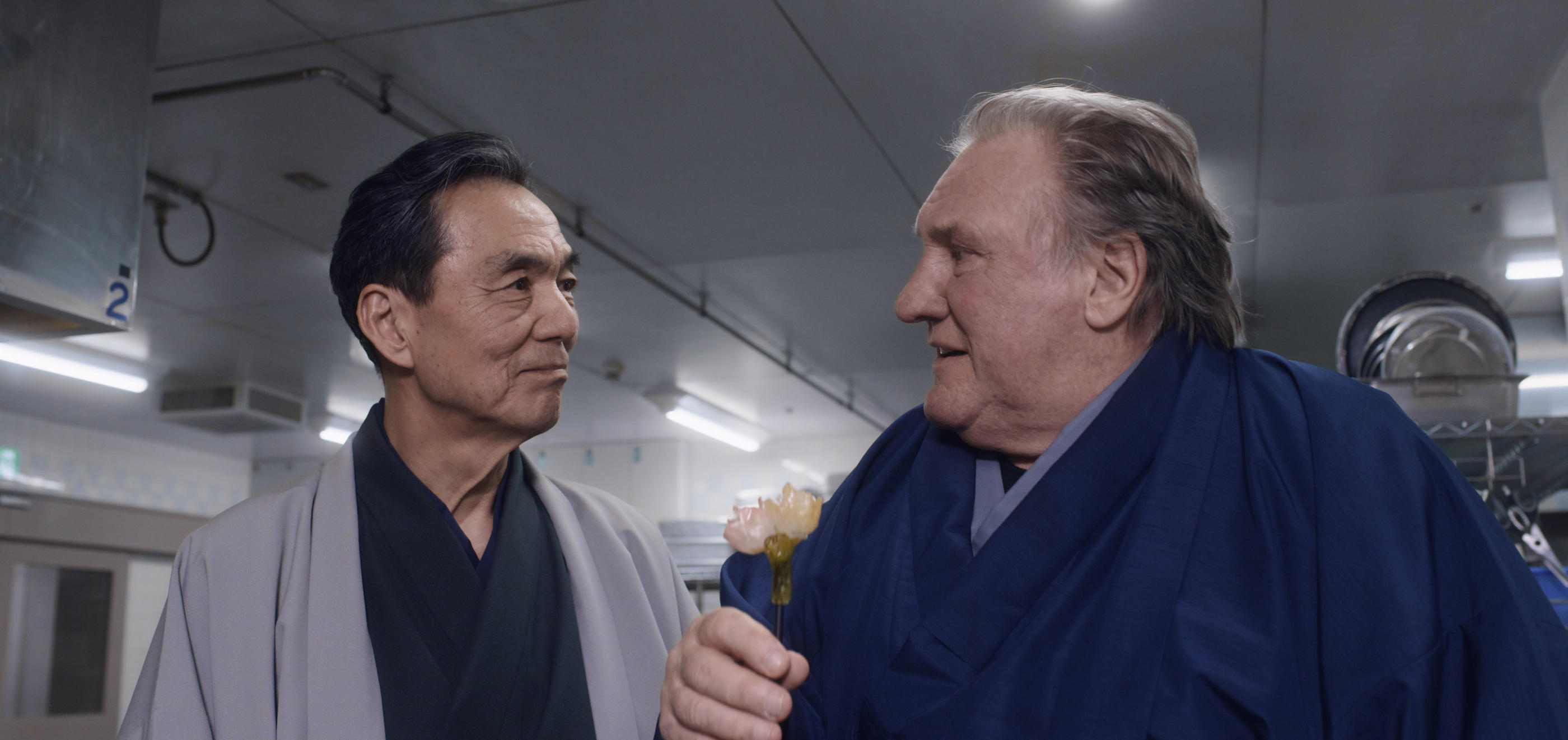Dans « Umami », un chef étoilé, Gérard Depardieu, part au Japon pour retrouver le chef qui lui a ravi la première place d’un concours culinaire quarante ans plus tôt. Zinc