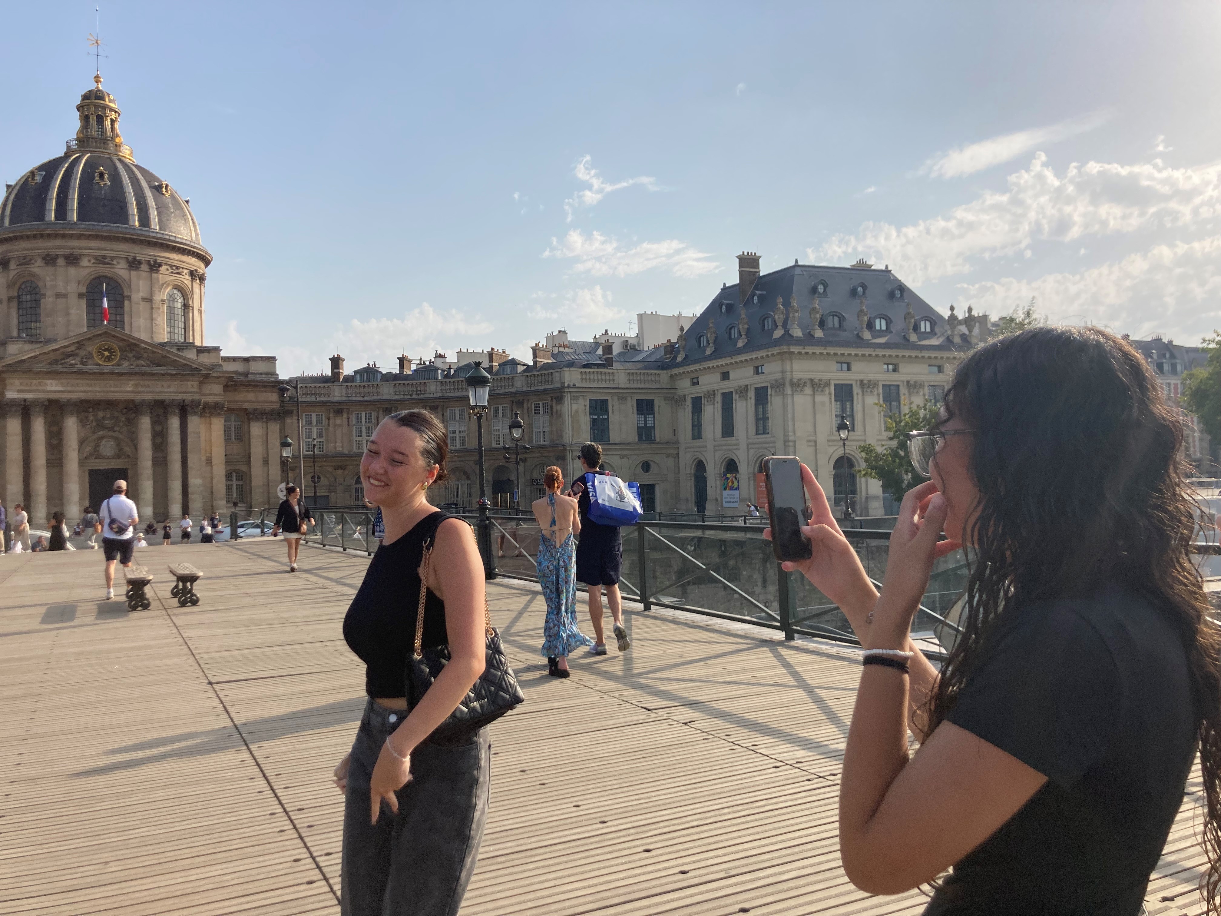 Naëlle et Romane se filment en train de reproduire la chorégraphie d'Aya Nakamura sur le pont des Arts. LP/C.R.