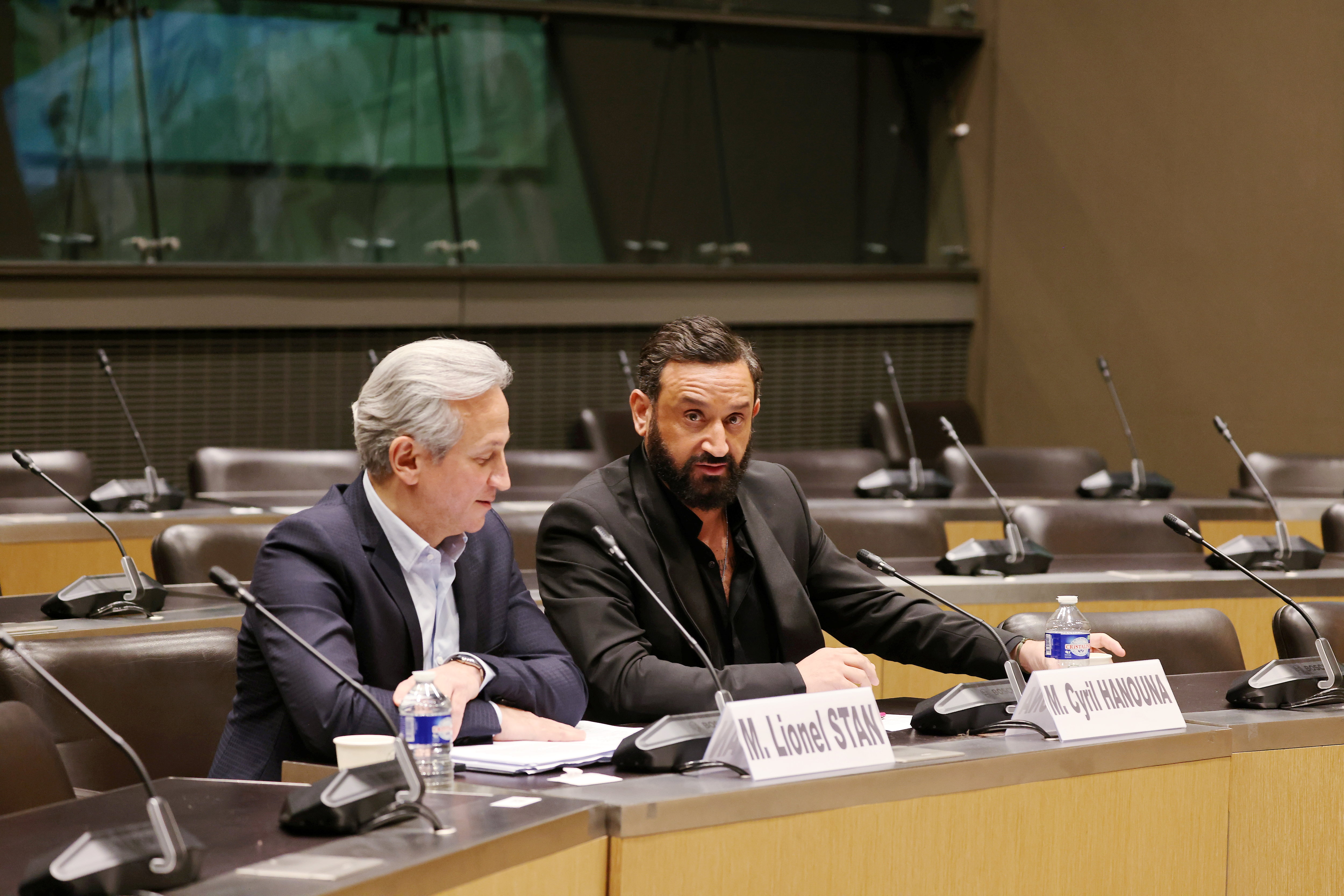 Cyril Hanouna et Lionel Stan, directeur général de la société de production H2O Productions, en mars dernier devant la commission d'enquête sur l'attribution, le contenu et le contrôle des autorisations de services de la TNT. LP/Olivier Lejeune