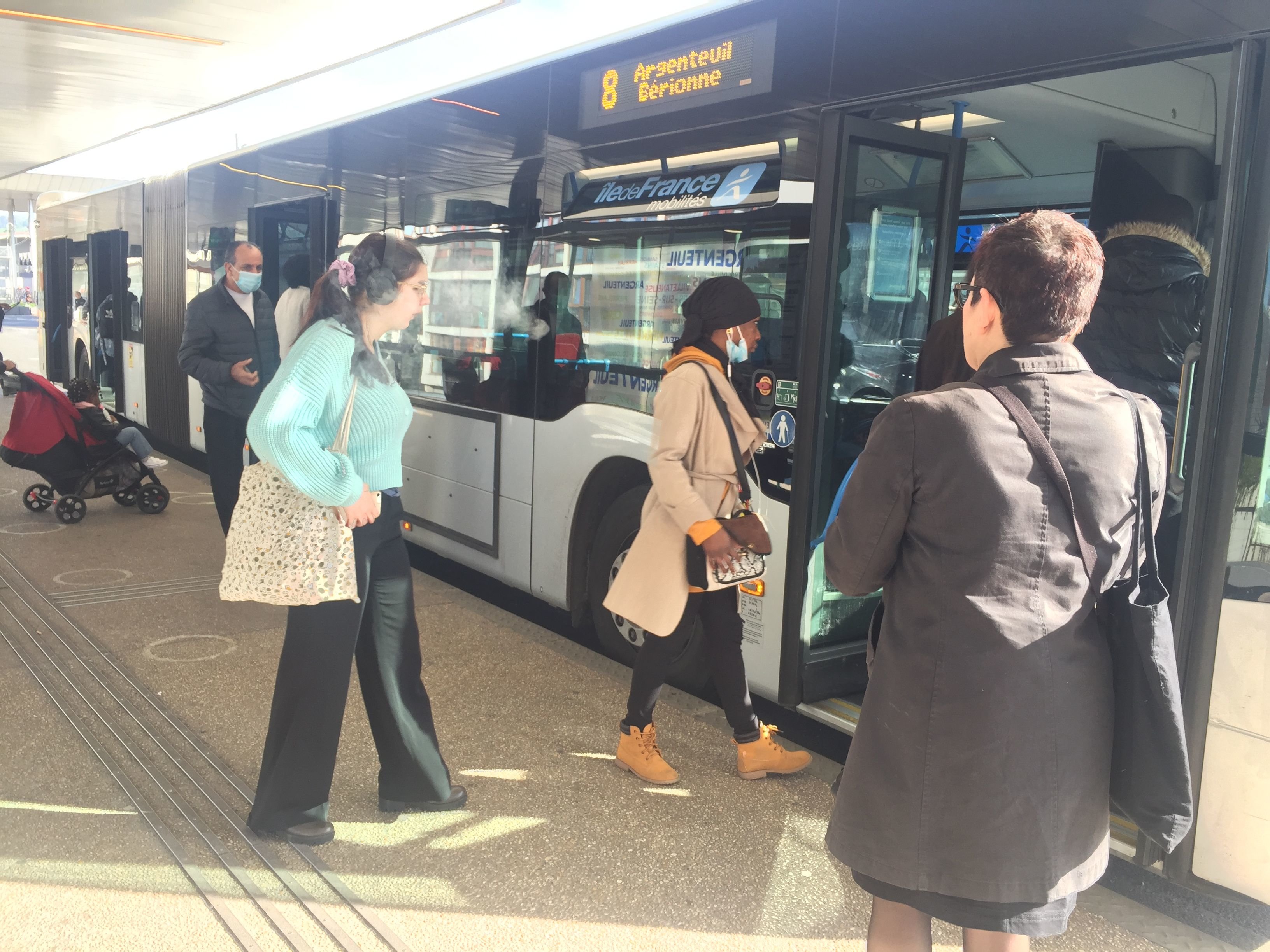 Argenteuil, le vendredi 15 avril. Les usagers des lignes de bus nouvellement gérées par Keolis pointent un service peu fiable et un manque d'informations. LP/Octave Odola