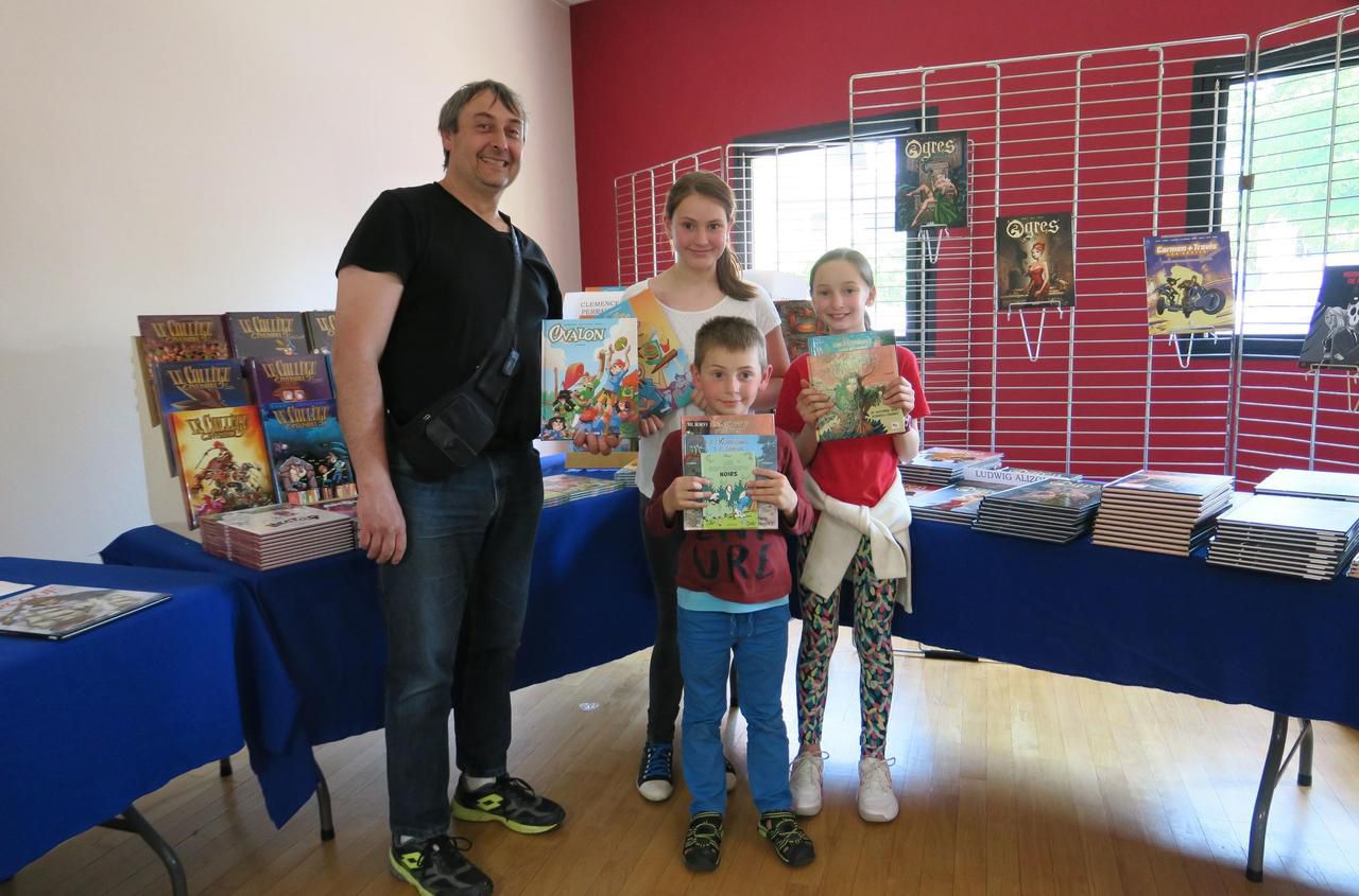 <b></b> Chevry-Cossigny, samedi 5 mai. Le 4<sup>e</sup> salon de la BD de Chevry a attiré de nombreux jeunes lecteurs comme ici Alexis, 7 ans (devant) et Léa, 13 ans (en haut blanc), entourés de leur famille. 