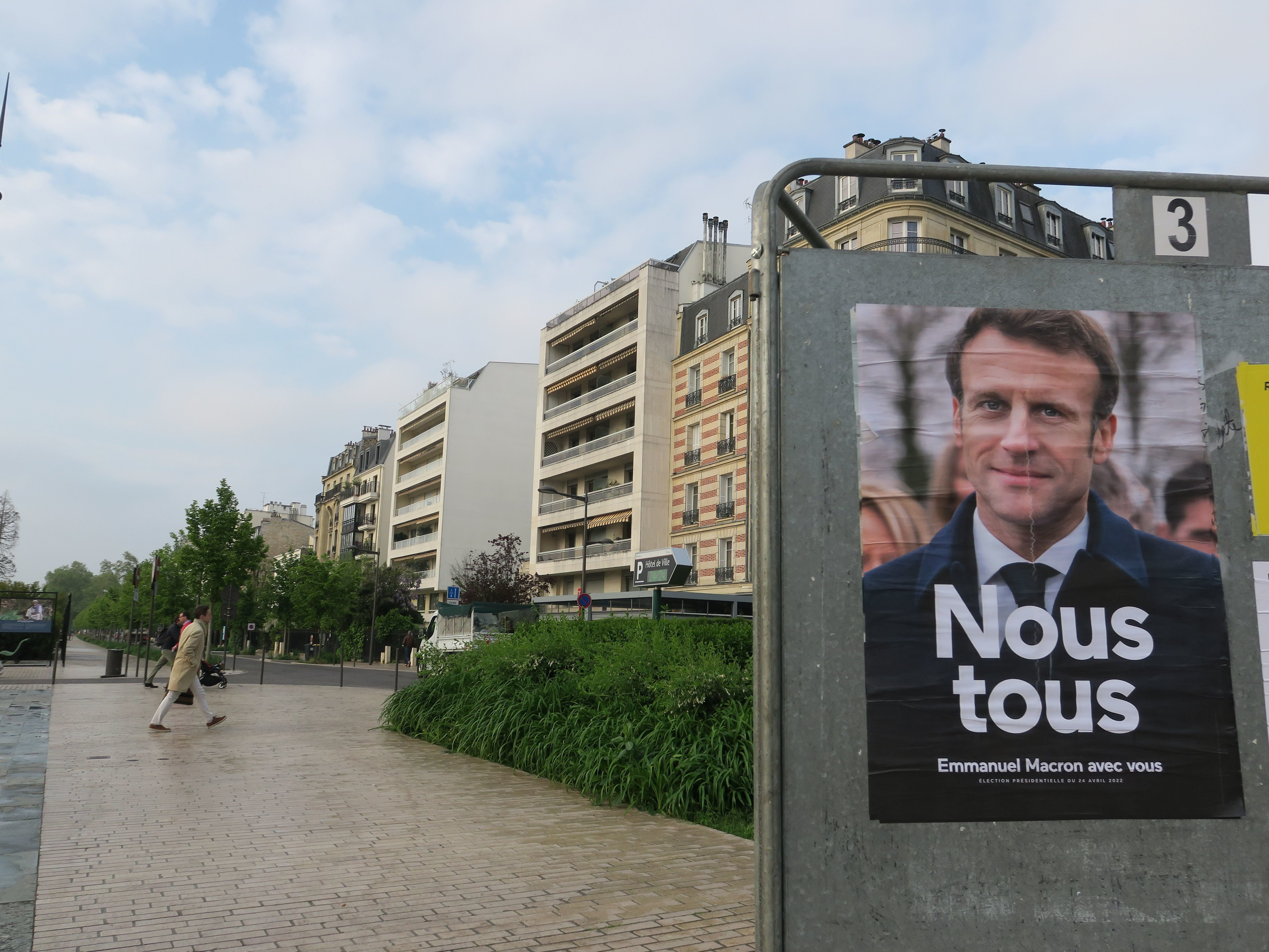 Ce lundi matin à Vincennes, seul l'affiche de campagne d'Emmanuel Macron était encore intacte. LP/Laure Parny