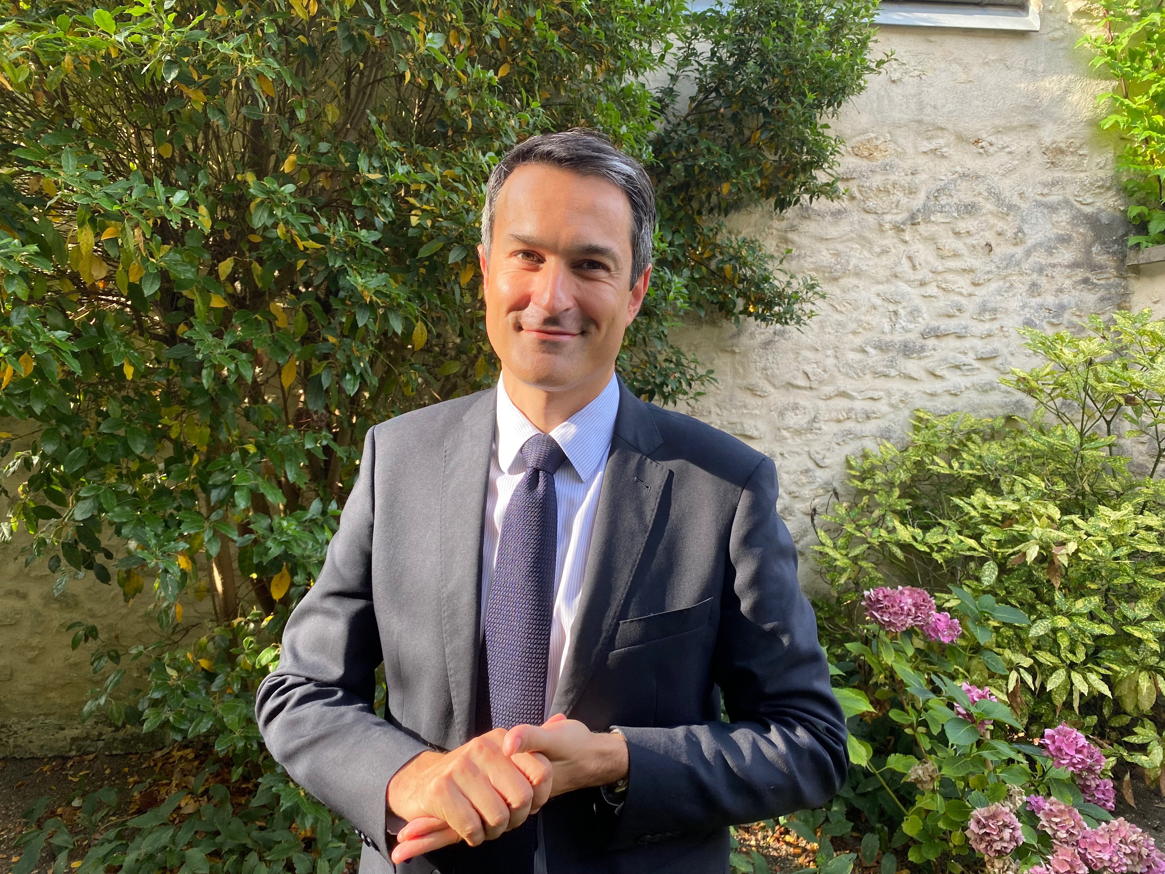 Depuis le jardin son logement, Philippe Dumas, nouveau directeur de cabinet de la préfecture d'Eure-et-Loir, se présente aux Euréliens. LP/Emmanuel Senecharles