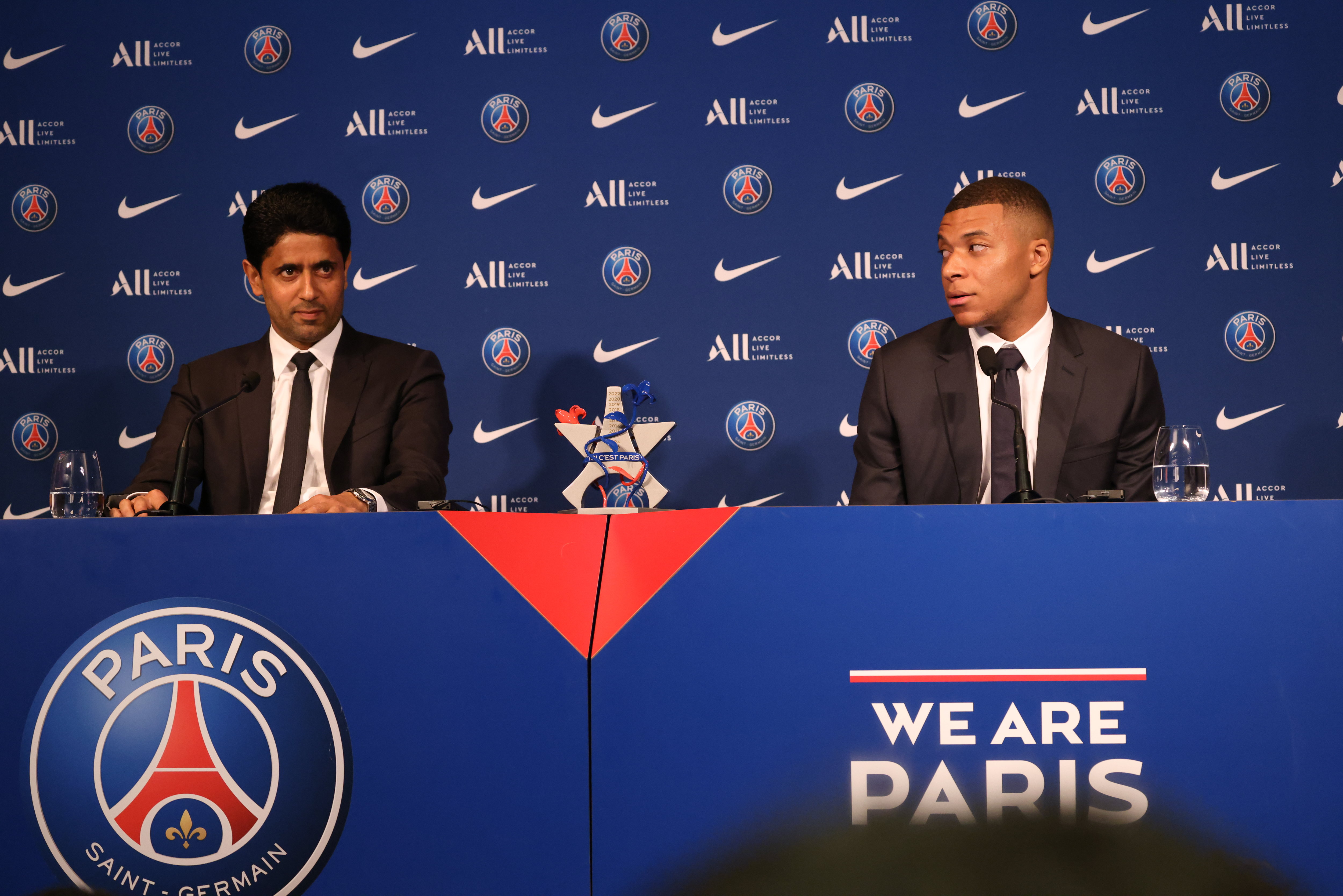 Kylian Mbappé, ici lors de la conférence de presse annonçant sa prolongation au PSG en mai 2022, à côté de Nasser Al-Khelaïf, président du club. LP/Arnaud Journois