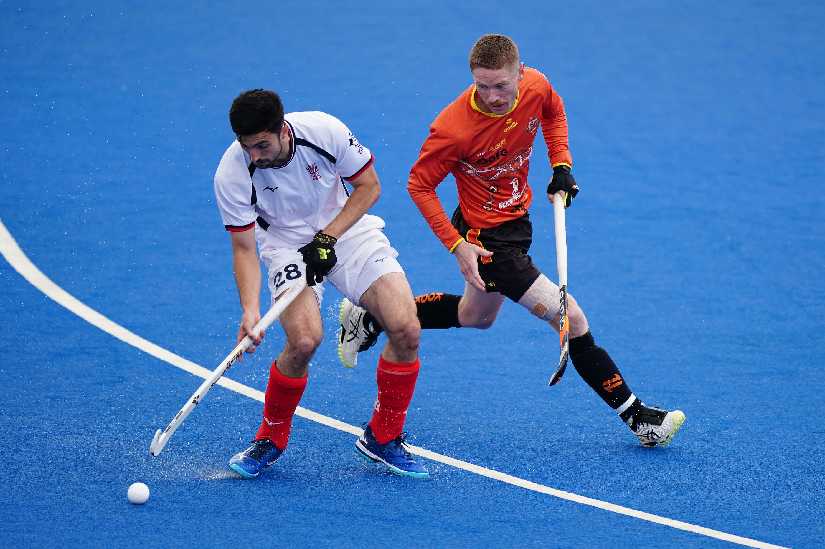 Matt Dawuson, ici à droite (maillot orange) lors d'un match de FIH Hockey Pro League le 12 juin 2024, a pris la décision de s'amputer une partie du doigt pour pouvoir concourrir aux Jeux de Paris 2024. Icon Sport