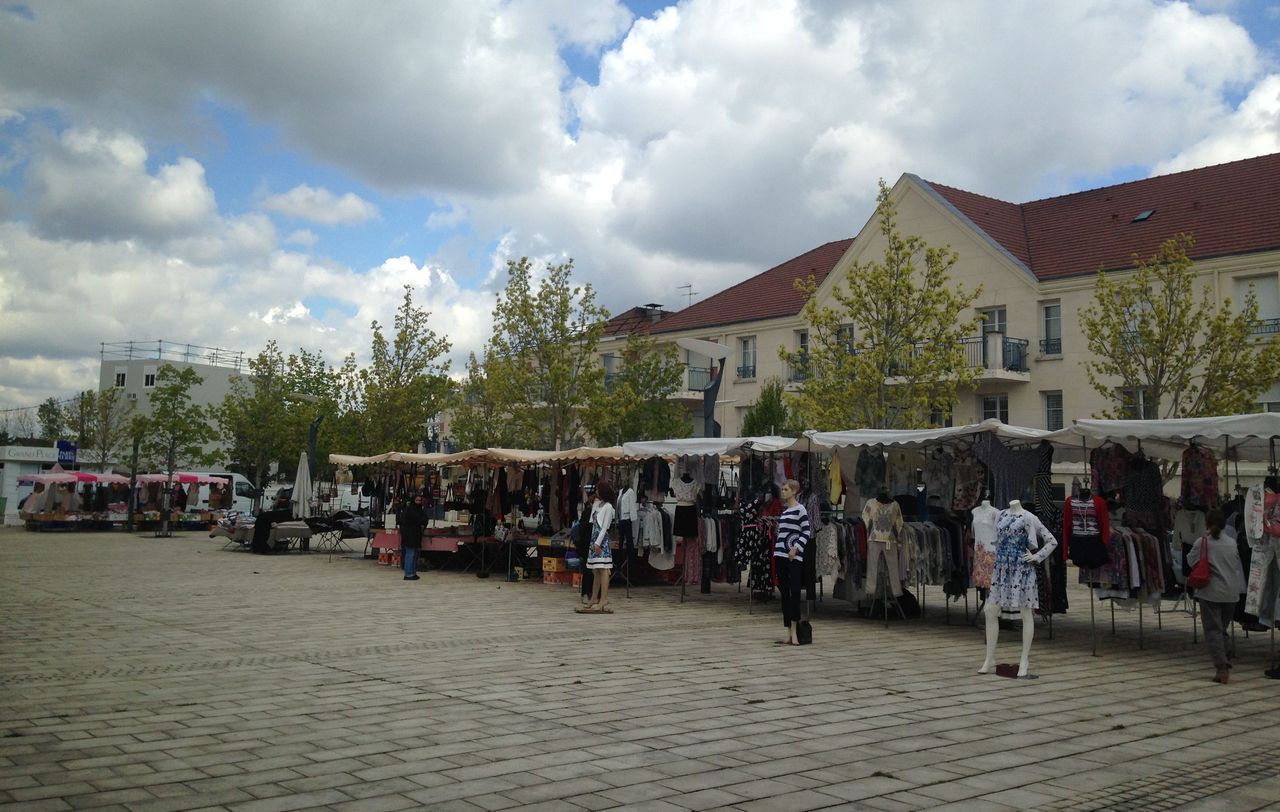 <b>Ozoir-la-Ferrière, le 27 avril 2016.</b> En perte de vitesse depuis plusieurs mois, déserté par les camelots à l’extérieur sur la place Horizon, le marché devrait faire peau neuve dès ce samedi en accueillant dix nouveaux commerçants alimentaires. 