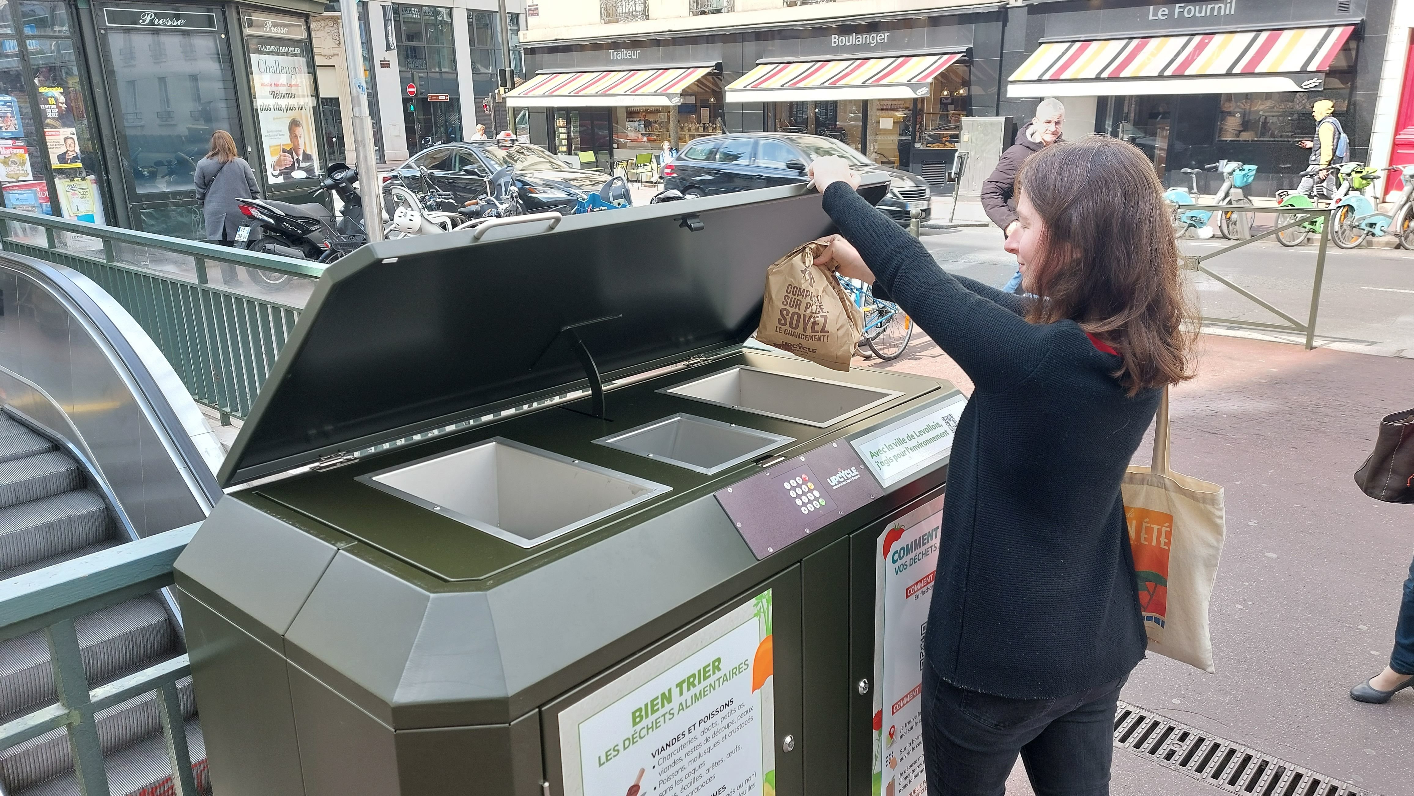 Levallois (Hauts-de-Seine), le 16 mai. La municipalité a installé trois poubelles partagées dédiées à la valorisation des déchets alimentaires. Une expérimentation avant l'entrée en vigueur de l'obligation de tri au 1er janvier 2024. LP/A.-S.D.