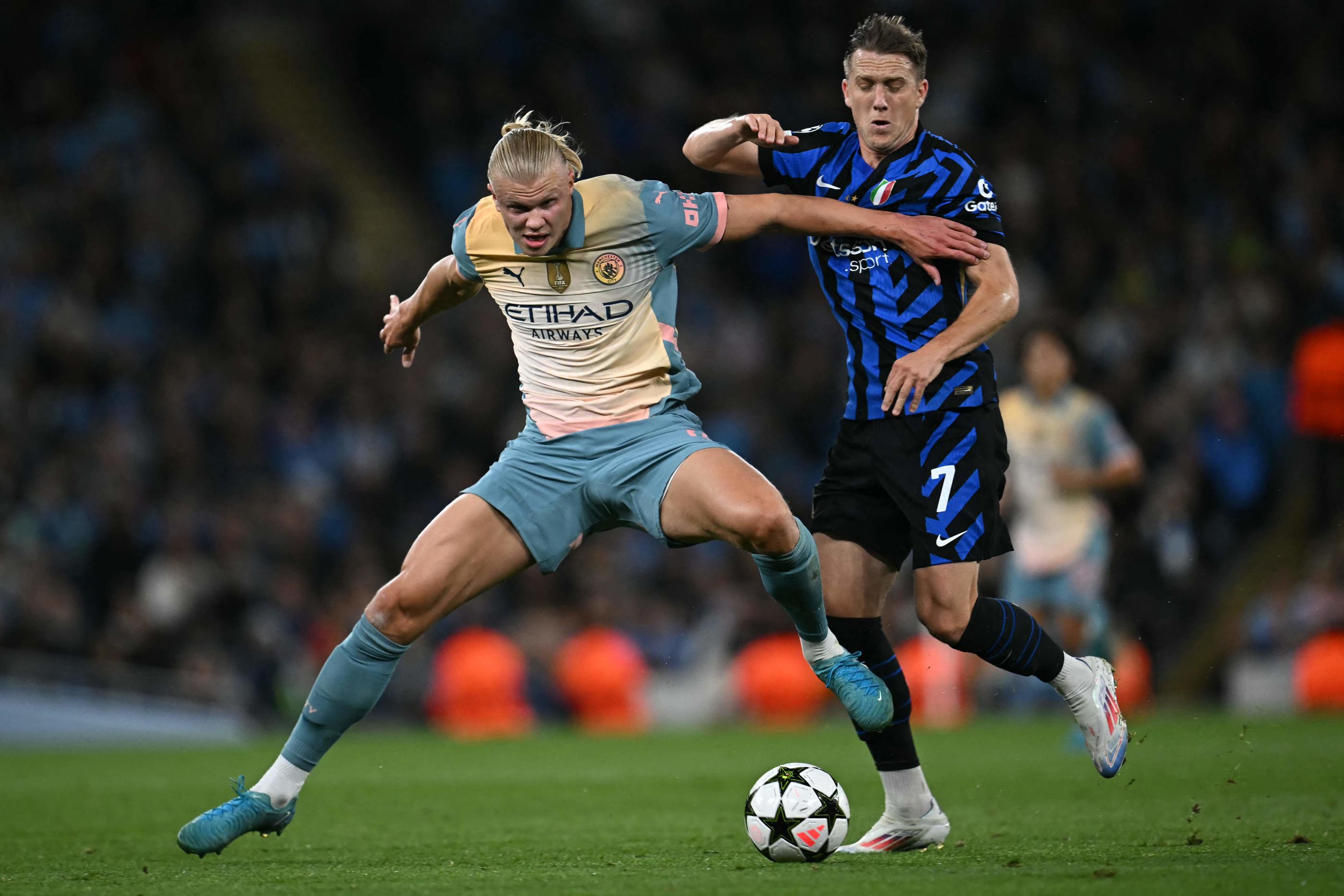 Erling Haaland a été bien bloqué par la défense milanaise. (Photo Paul ELLIS / AFP)