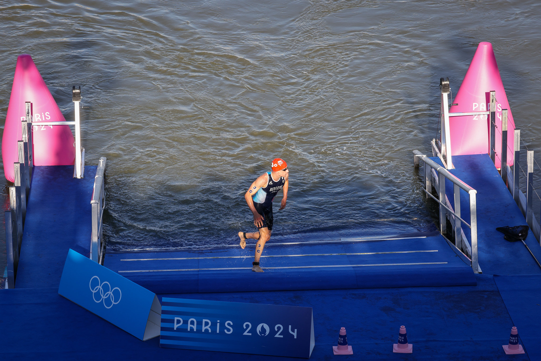 05/08/2024. Le triathlon mixte de ce lundi a été maintenu malgré un dépassement des taux réglementaires de baignabilité de la Seine. Les athlètes en avaient été informés au préalable. 
LP / Fred Dugit