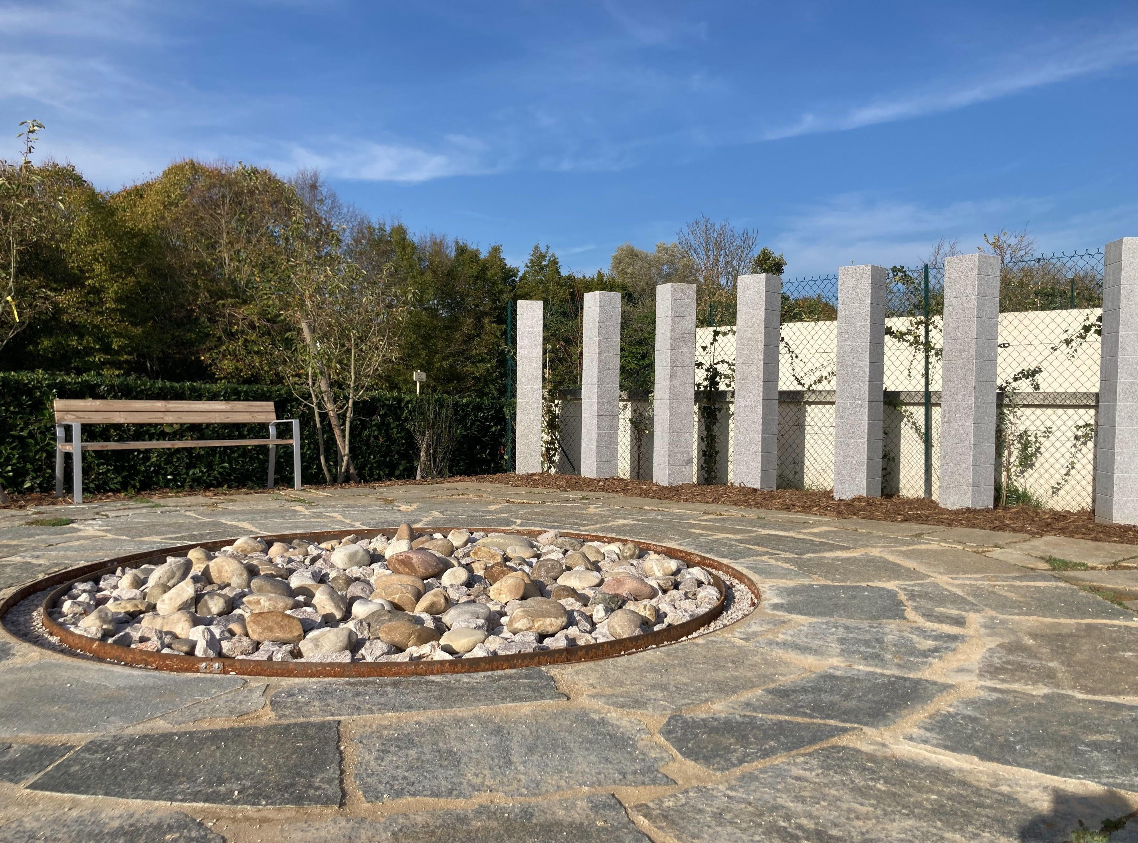 Puiseux-Pontoise, le 31 octobre. Le cimetière intercommunal se dote d'un colombarium et de deux jardins du souvenir. LP/Anne Collin