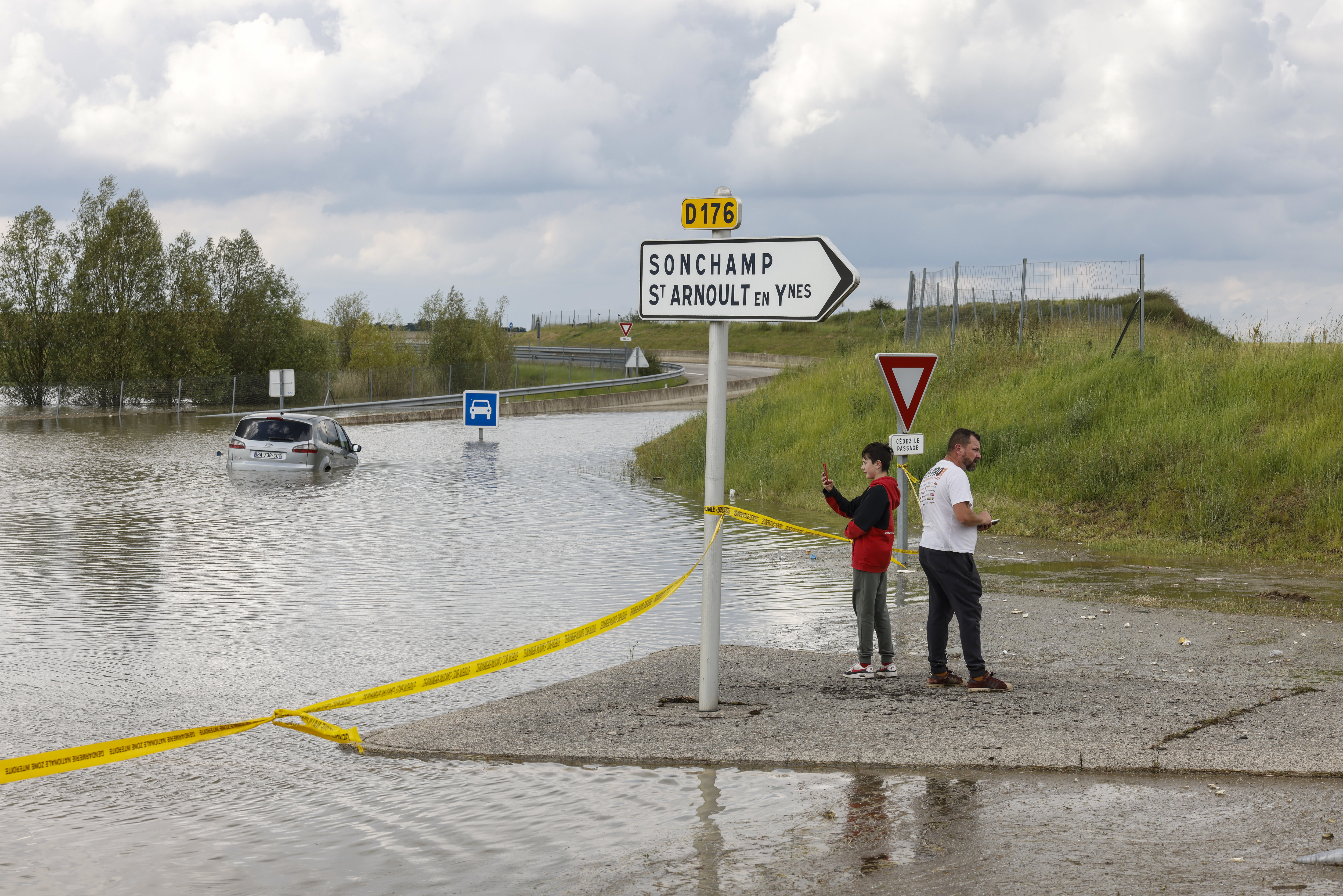 Sonchamp (Yvelines), le 5 juin 2022. Des inondations ont submergé des routes et de nombreux hectares de champs de blé, de colza ou de sarrasin ont été détruits par des grêlons. LP/Olivier Corsan