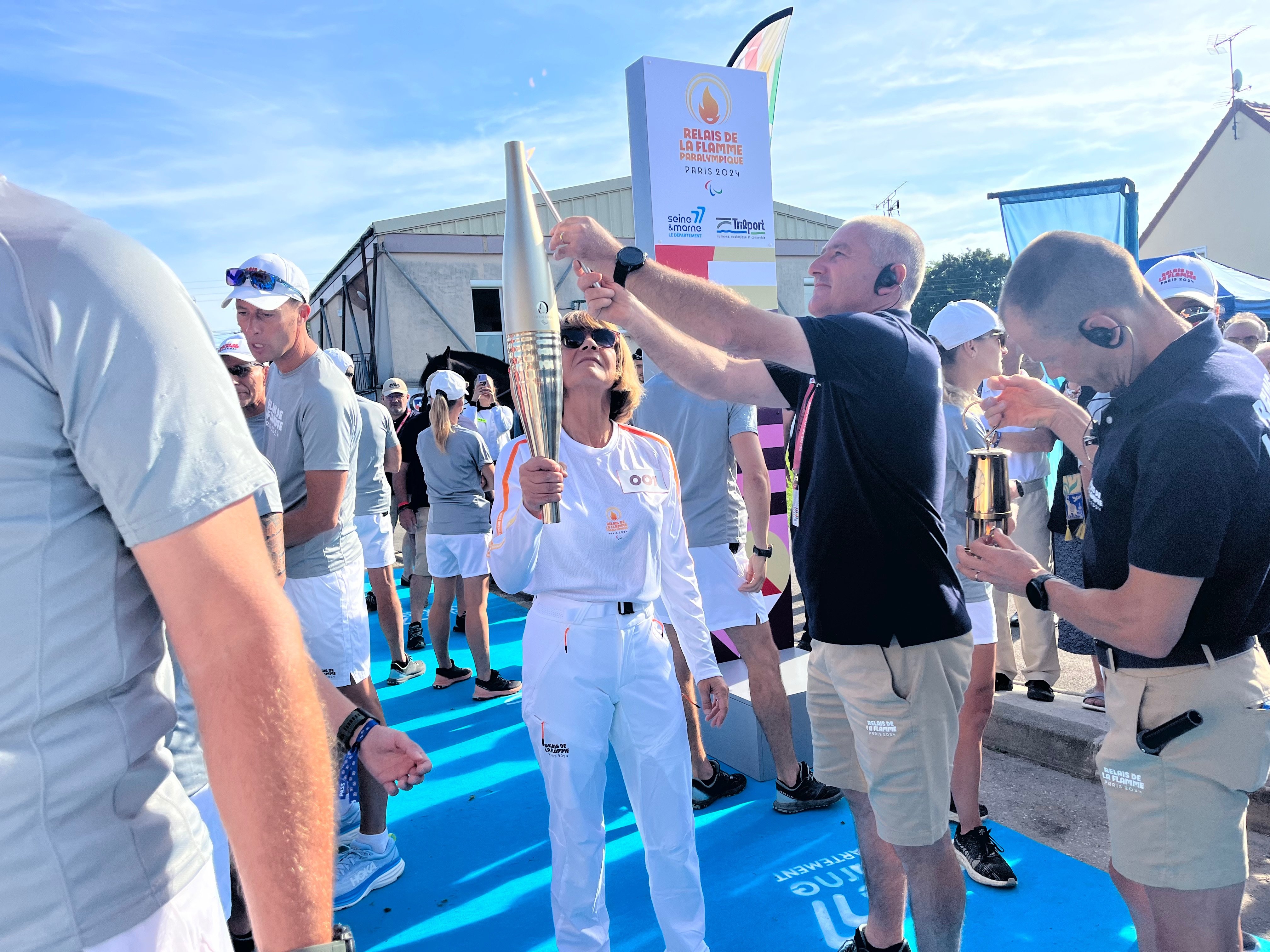 Trilport, ce mardi à 10 heures. Catherine Courty, une agente de la préfecture de Seine-et-Marne, sourire aux lèvres et torche à la main, entame le relais de la flamme paralympique au gymnase de la Noyerie. LP/Orianne Gendreau