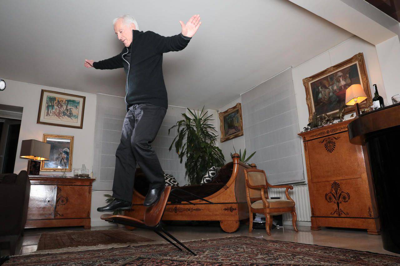 Le chanteur Marcel Amont, à 87 ans, était toujours aussi espiègle. Son passé d'ancien gymnaste lui permet de tenter encore quelques acrobaties. LP/Fred Dugit