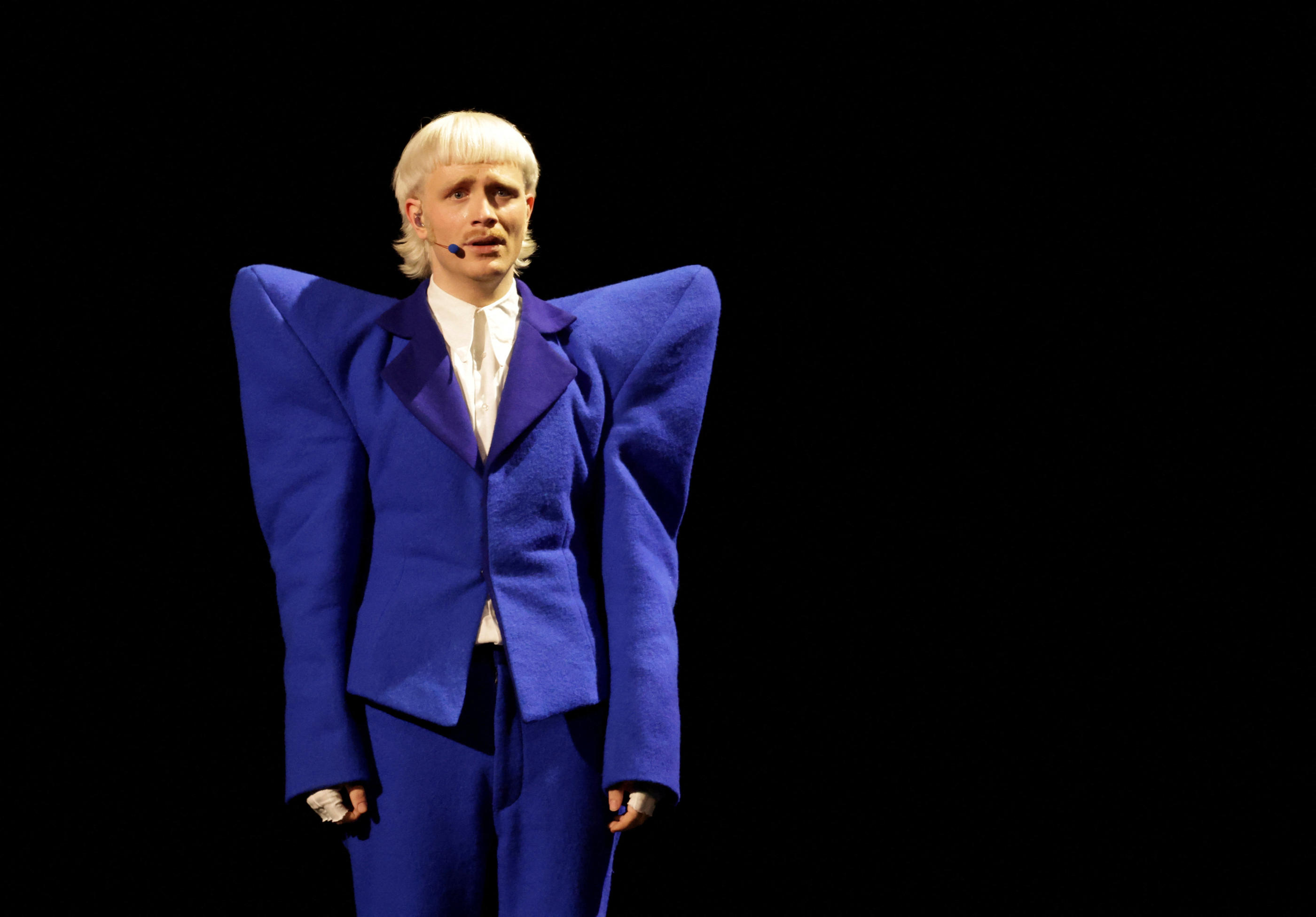 Avec son costume bleu klein aux larges épaulettes et ses cheveux peroxydés, Joost Klein interprétait « Europapa », un hymne à l’Europe et à l’unité. Reuters/Leonhard Foeger