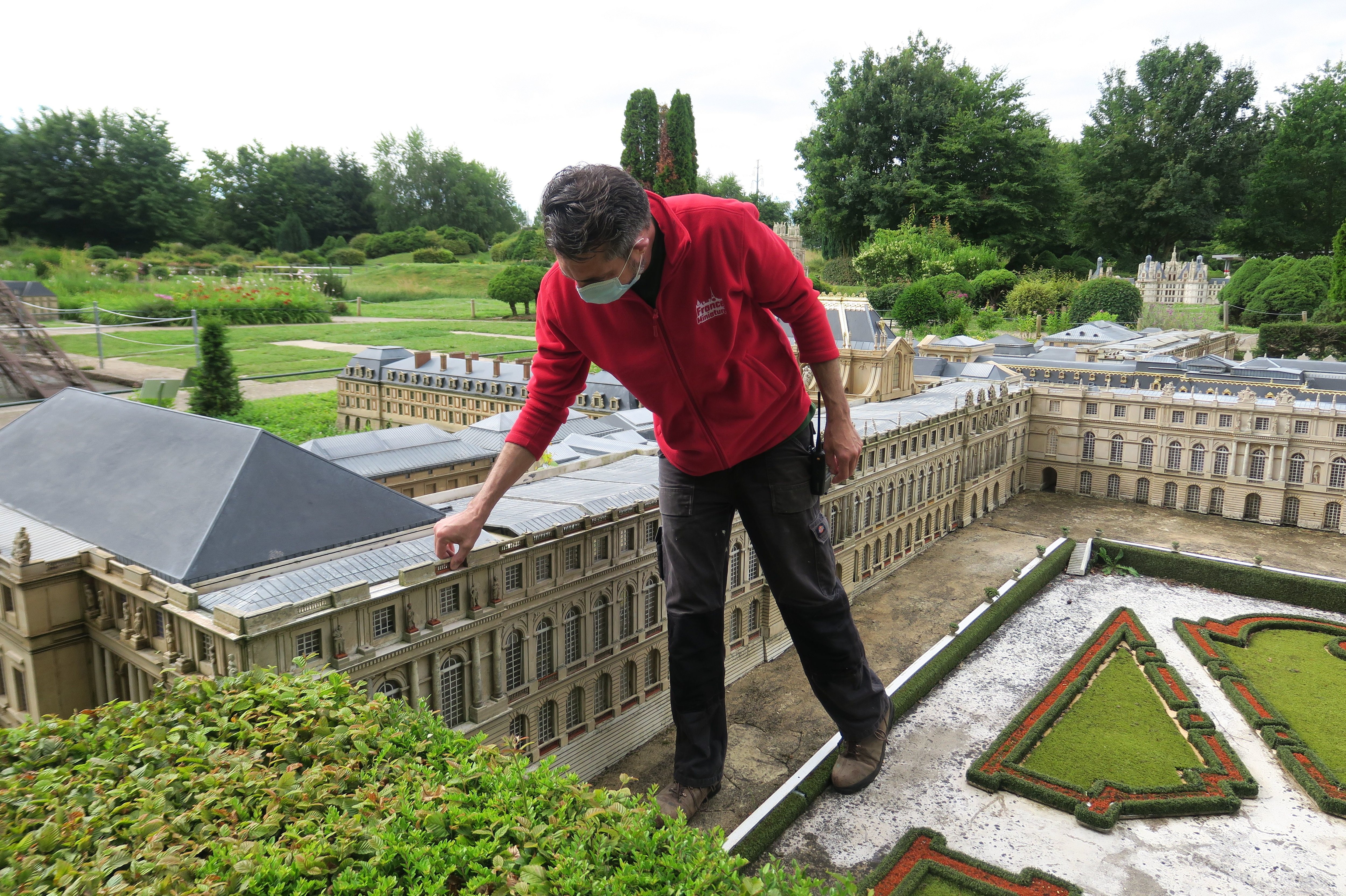 Nicolas Salerno, responsable des maquettes du parc France Miniature, à Élancourt (Yvelines), depuis 2018 observe chaque détail pour faire les rénovations nécessaires. LP/Julie Ménard