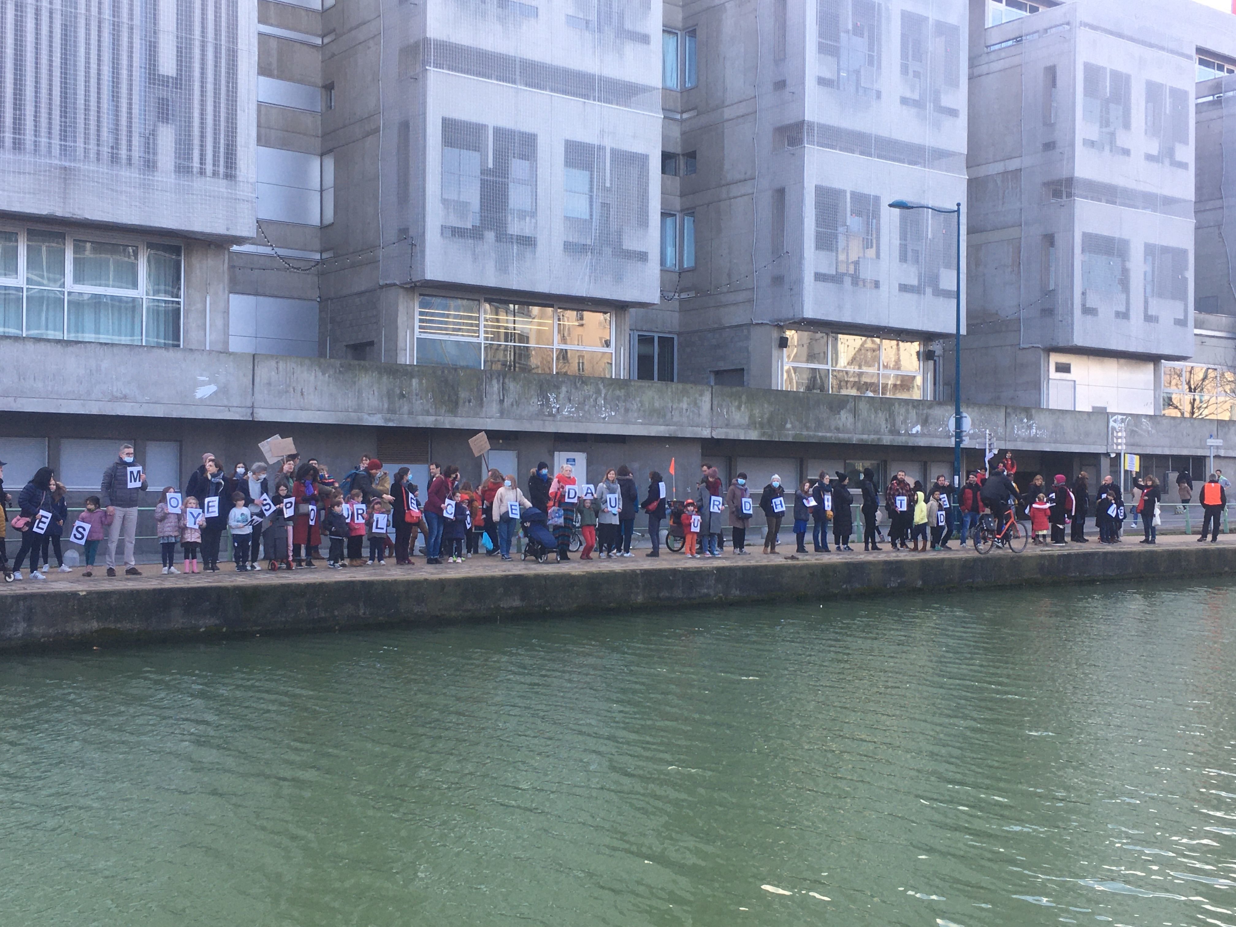 Pantin, le 5 février 2022. Environ 300 personnes avaient manifesté le long du canal de l'Ourcq pour réclamer plus de moyens pour les établissements scolaires de la ville. LP/H.H.
